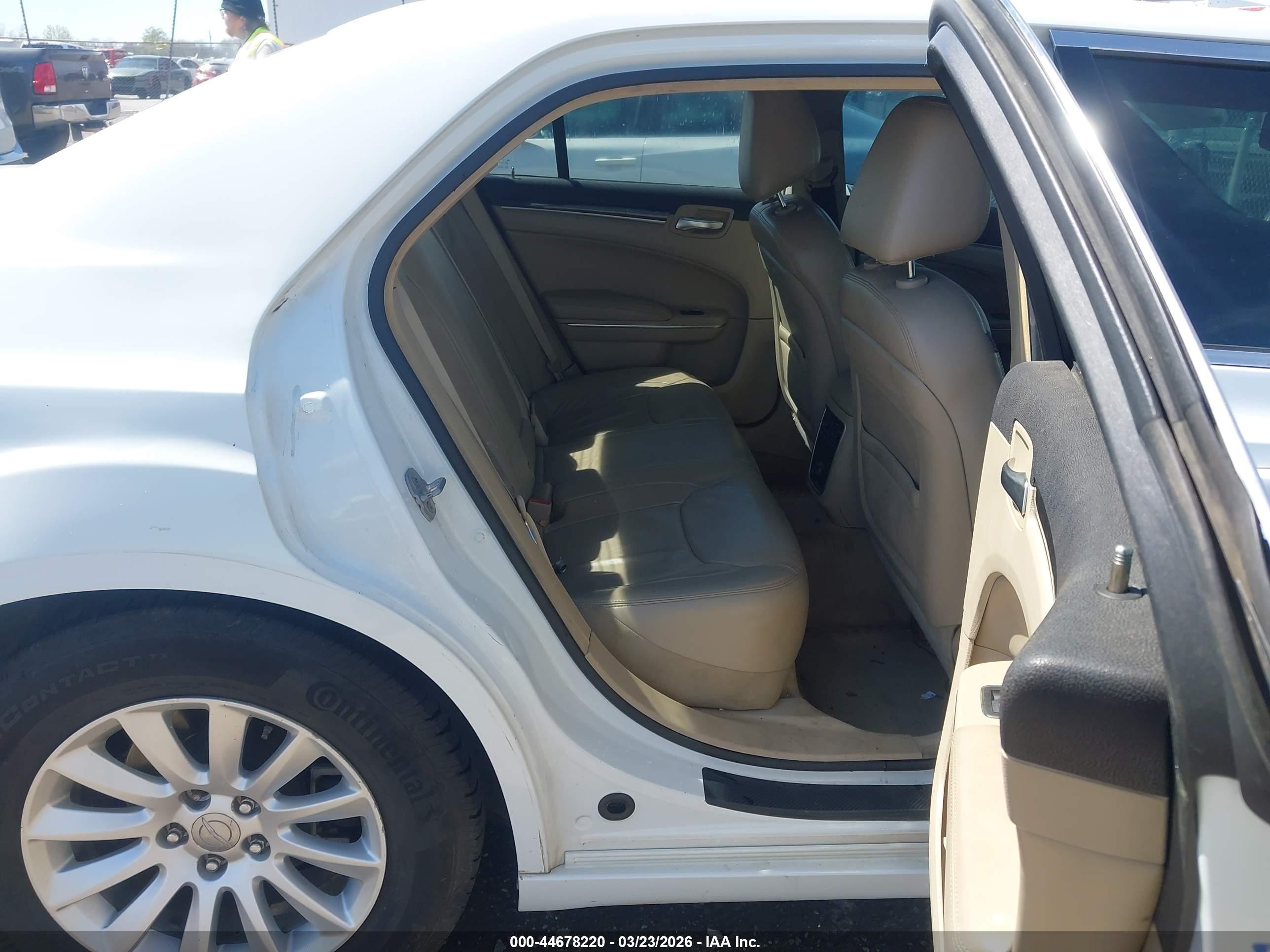 CHRYSLER 300 image 8