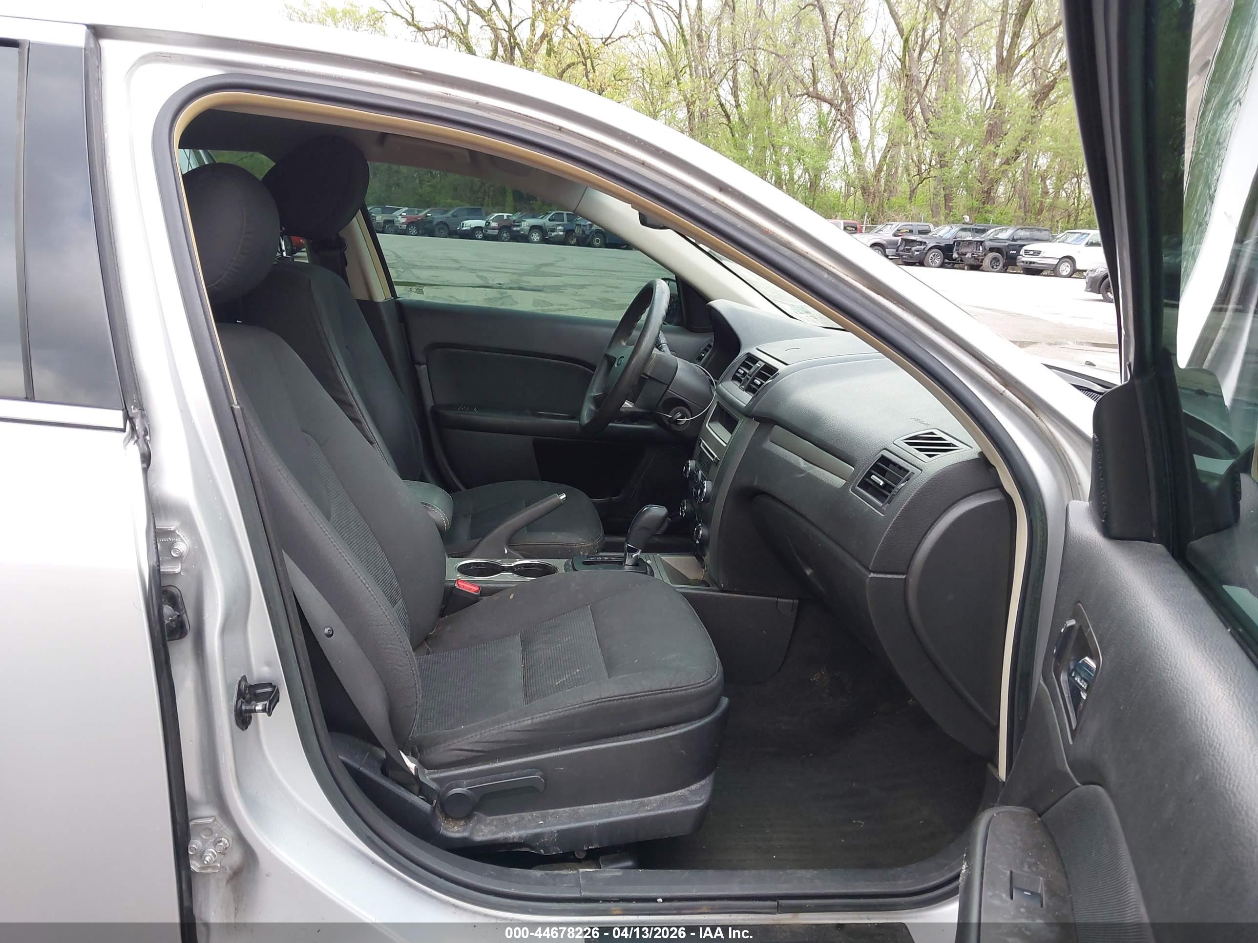 FORD FUSION image 5