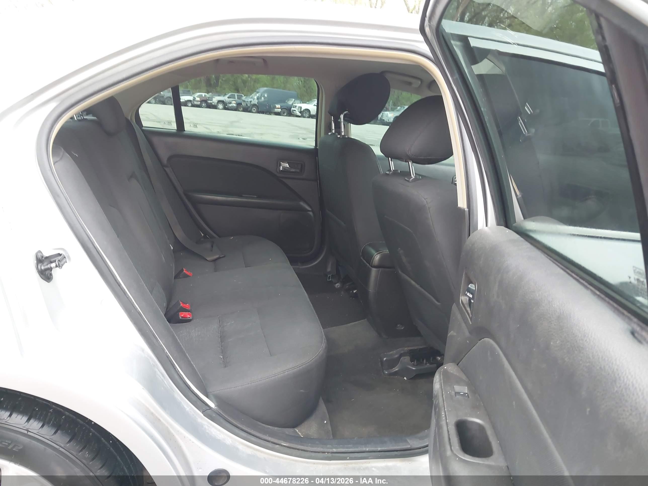 FORD FUSION image 8
