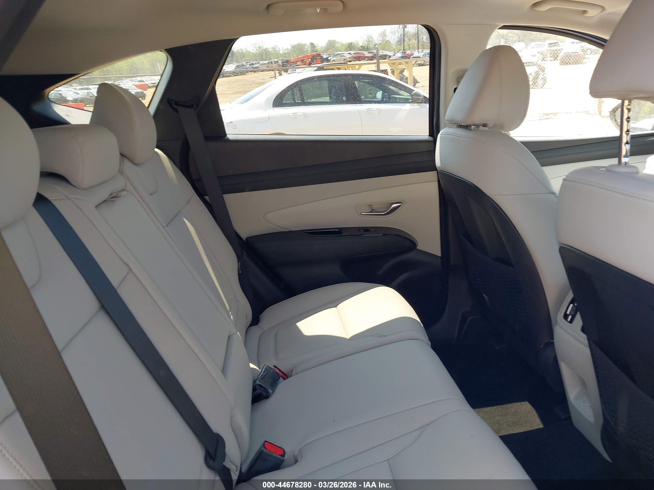 HYUNDAI TUCSON image 8