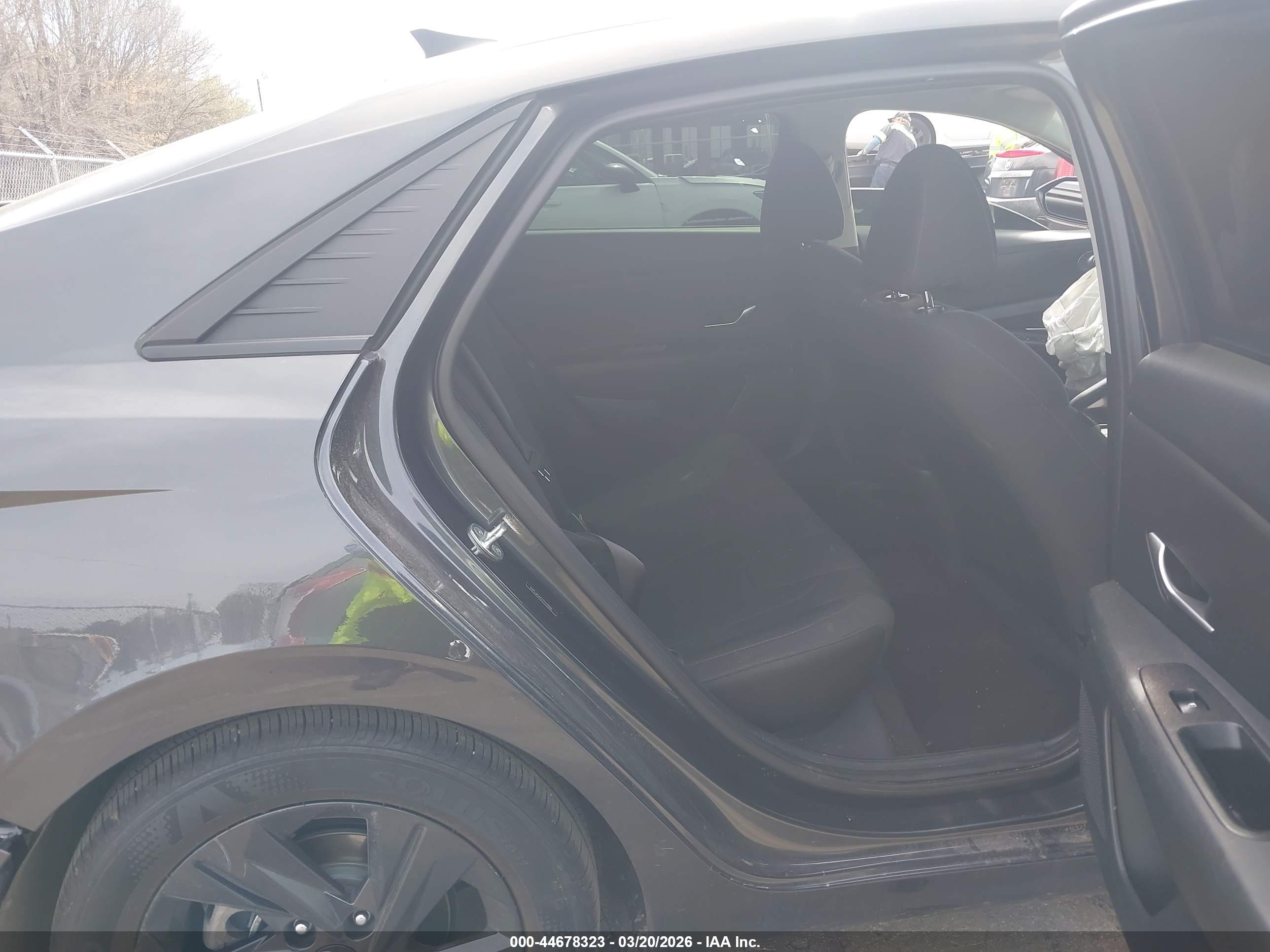 HYUNDAI ELANTRA image 8