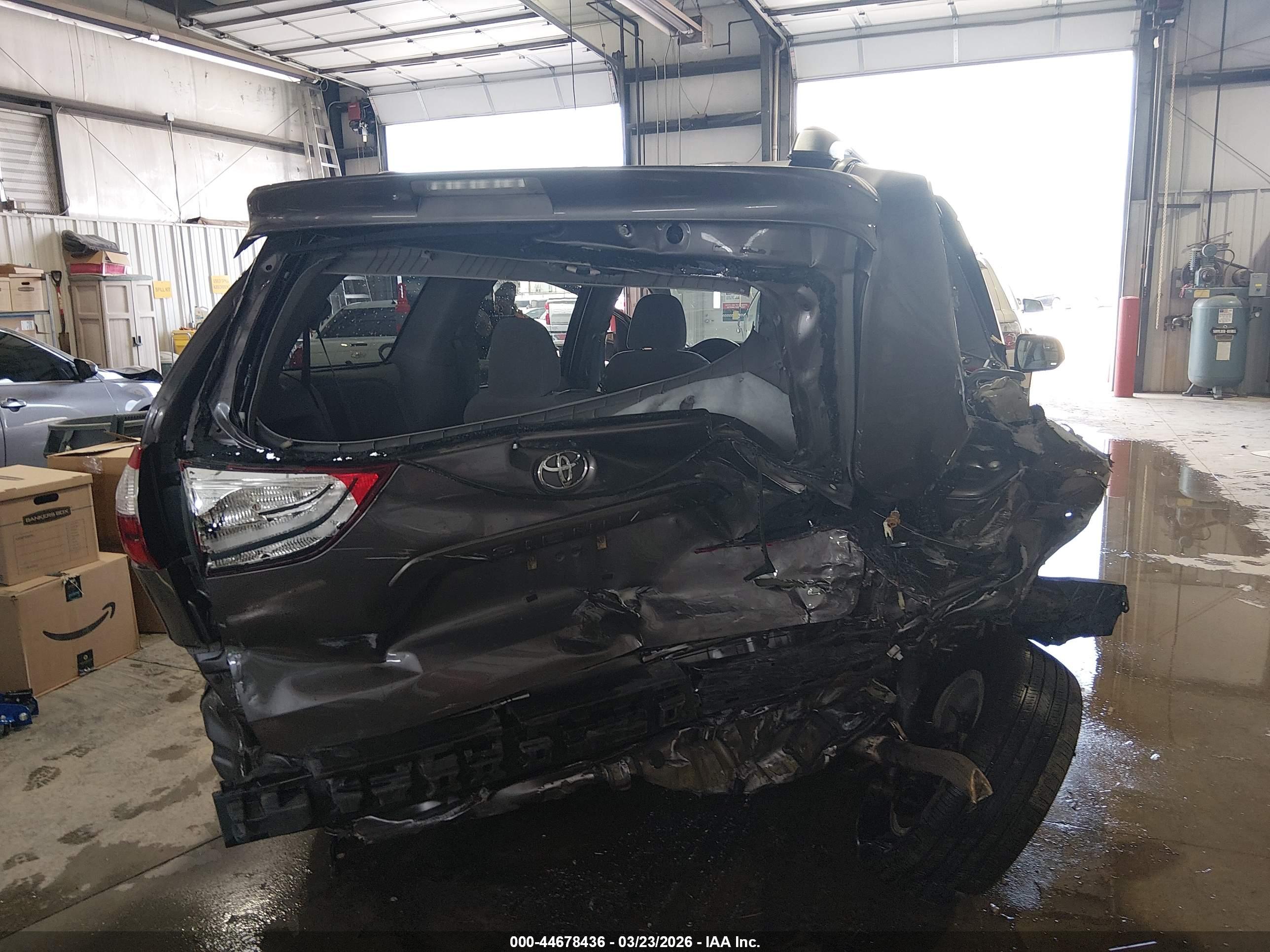 TOYOTA SIENNA image 6