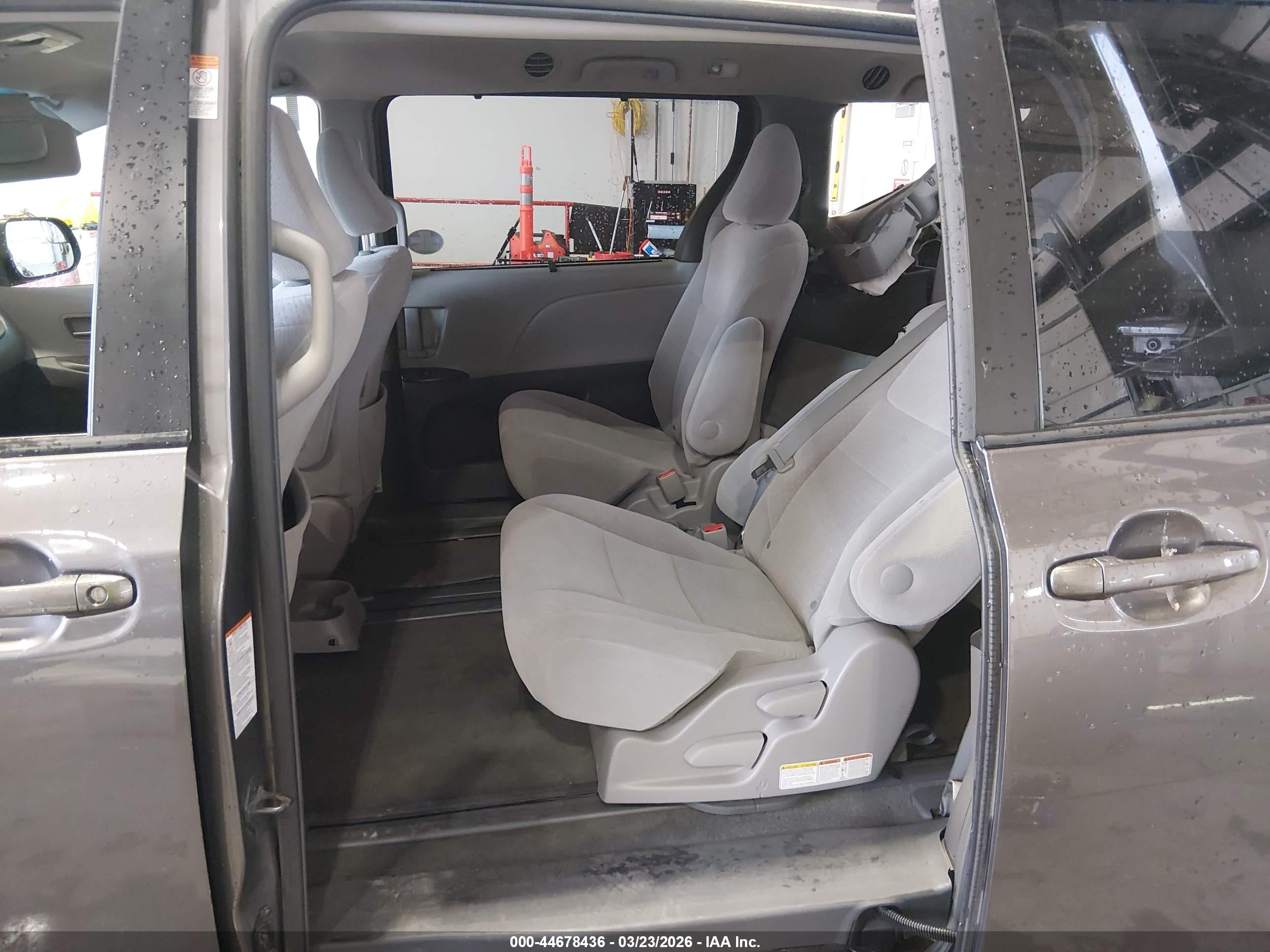 TOYOTA SIENNA image 8
