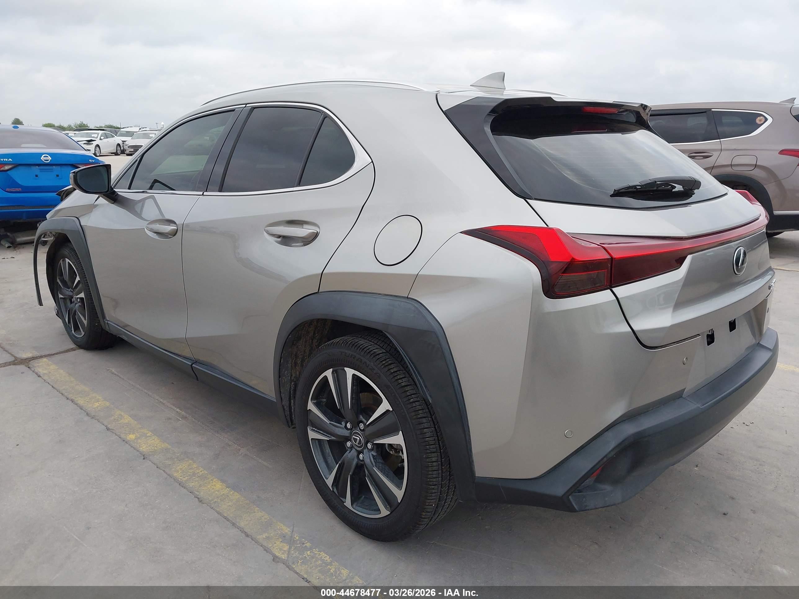 LEXUS UX image 3