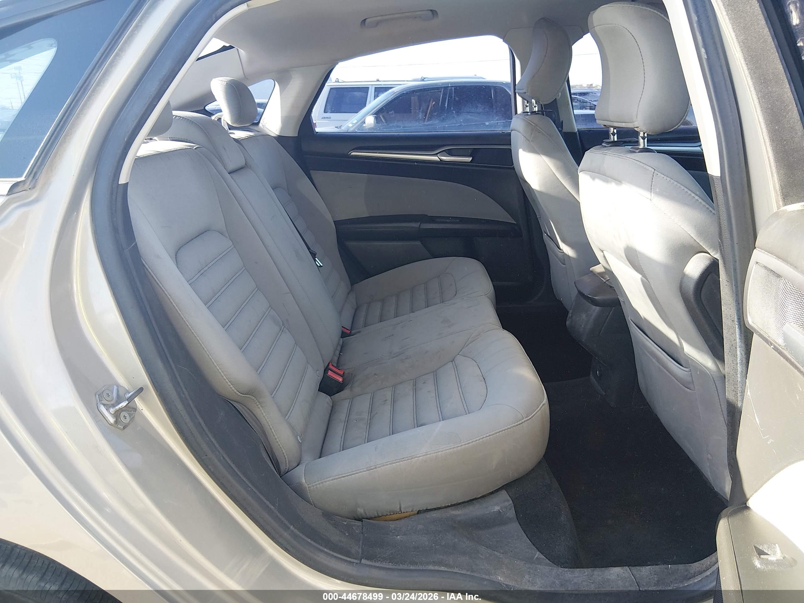 FORD FUSION image 8