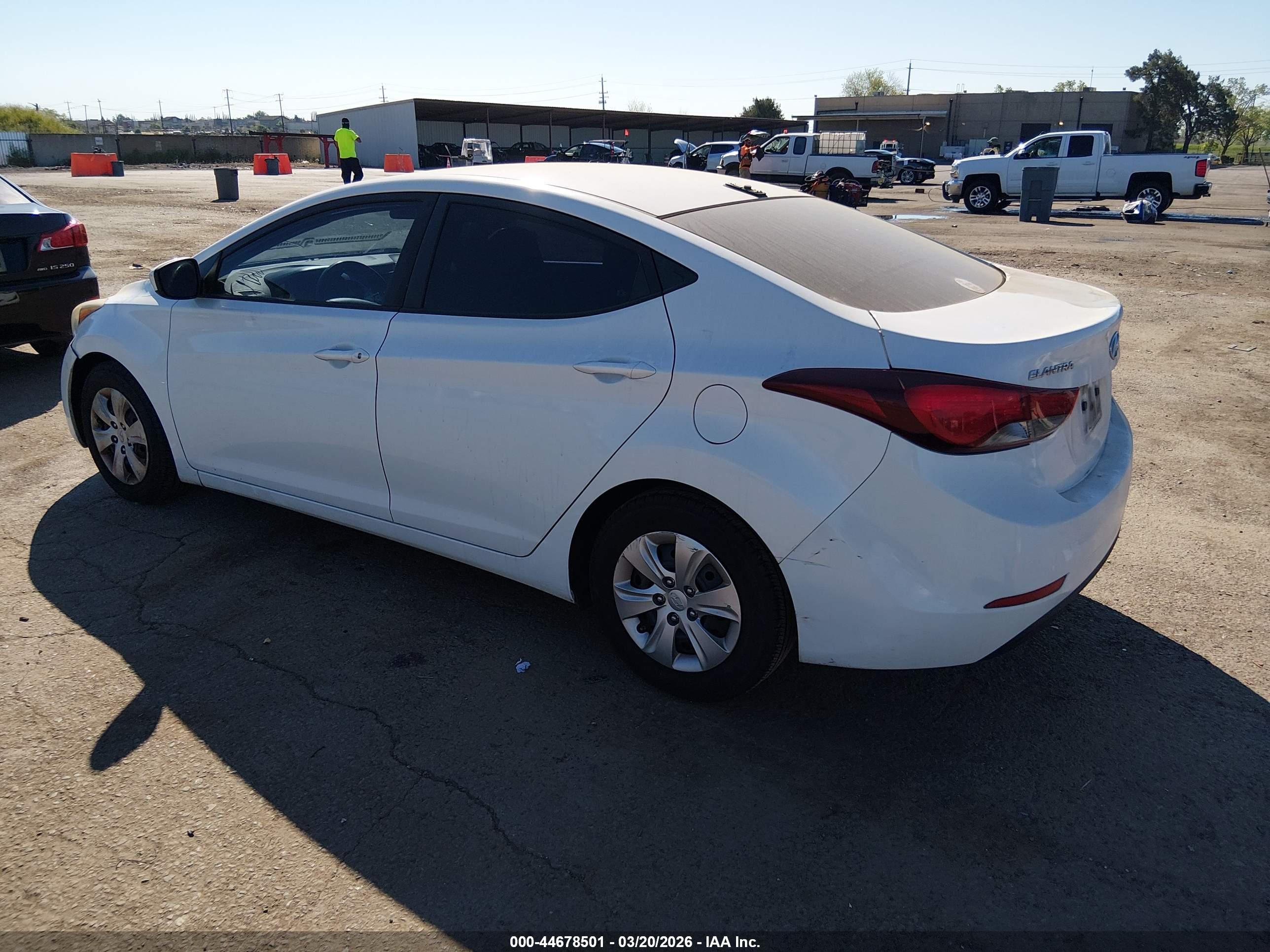 HYUNDAI ELANTRA image 3