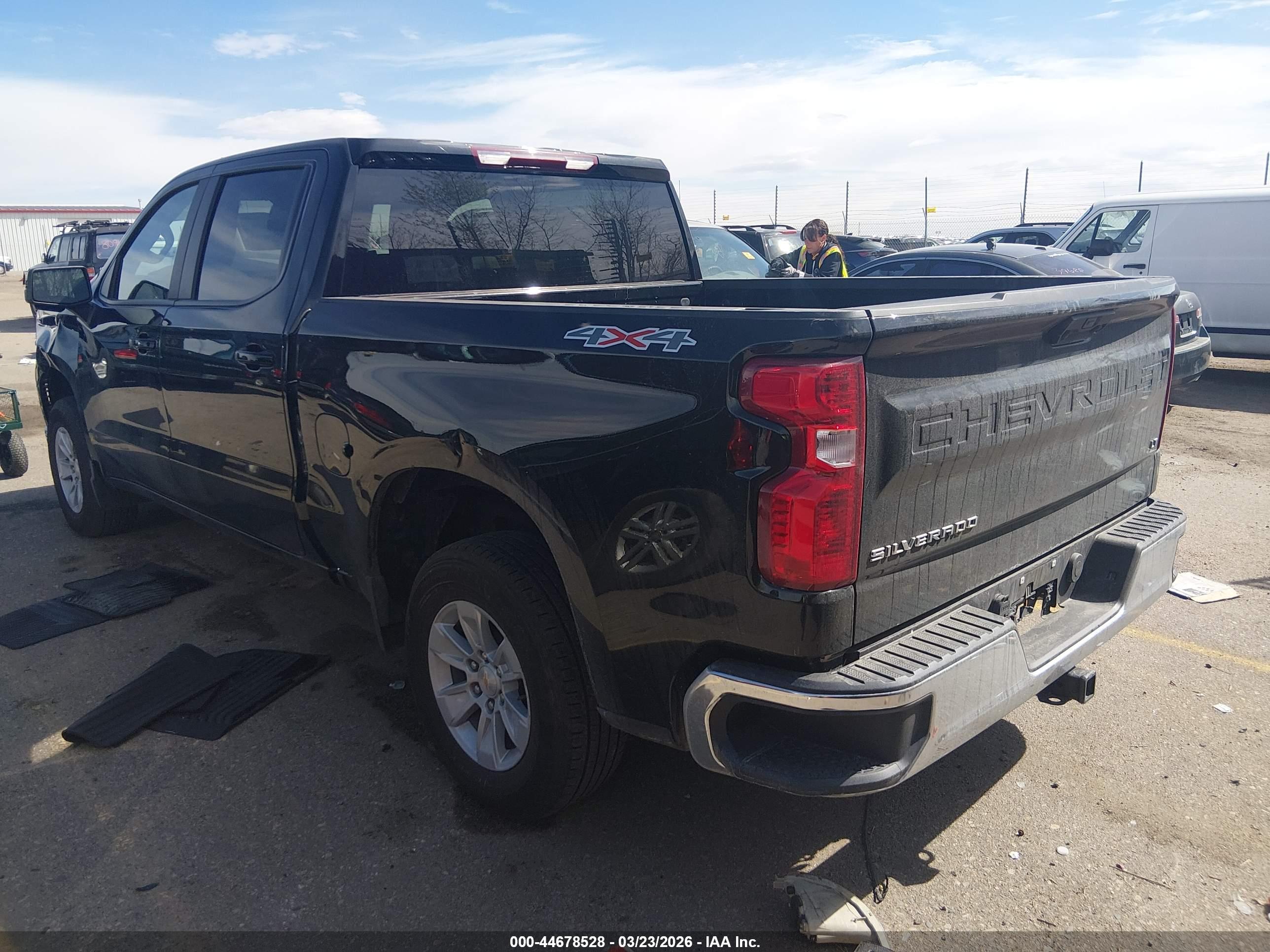 CHEVROLET SILVERADO image 3