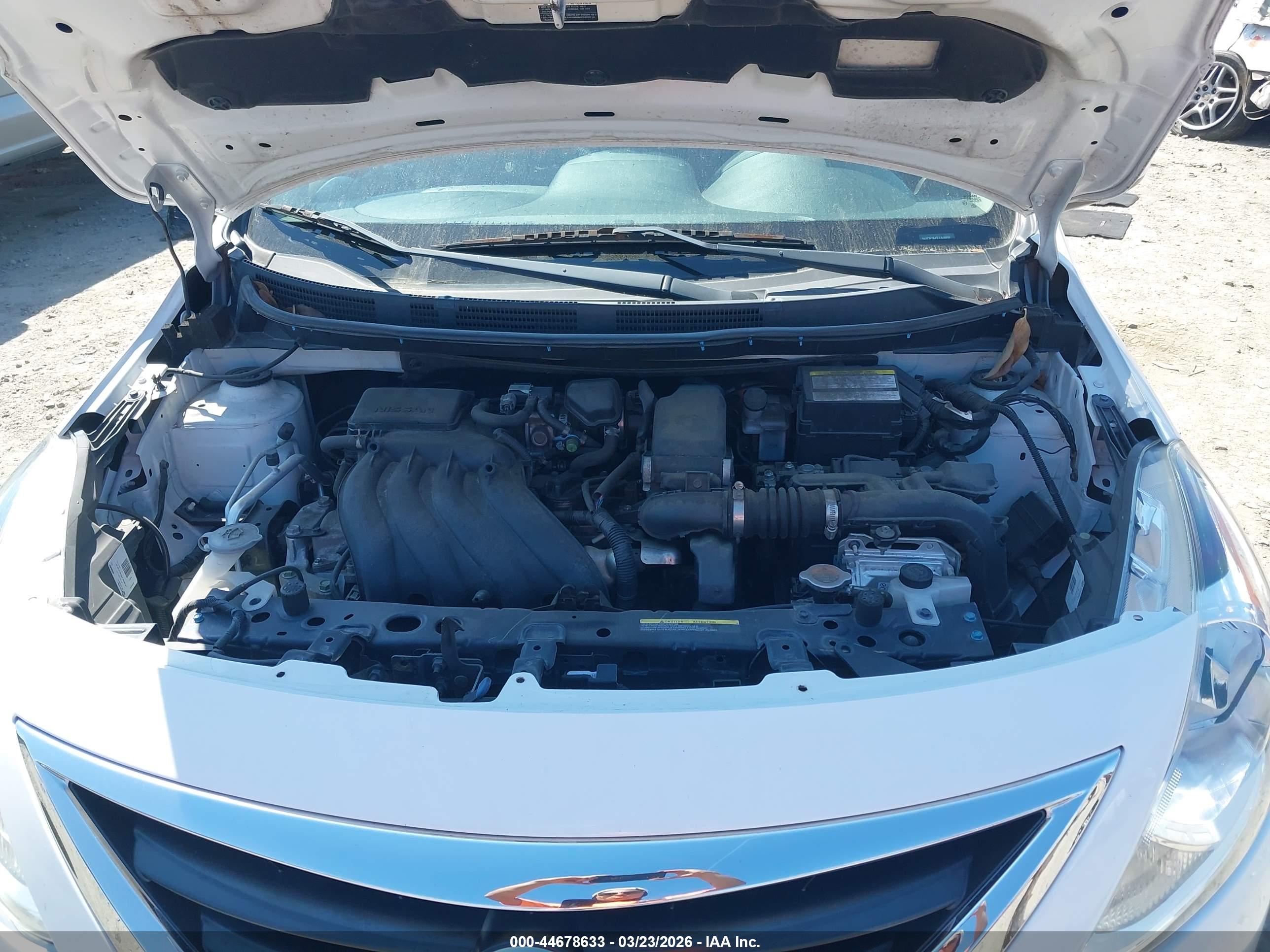NISSAN VERSA image 10