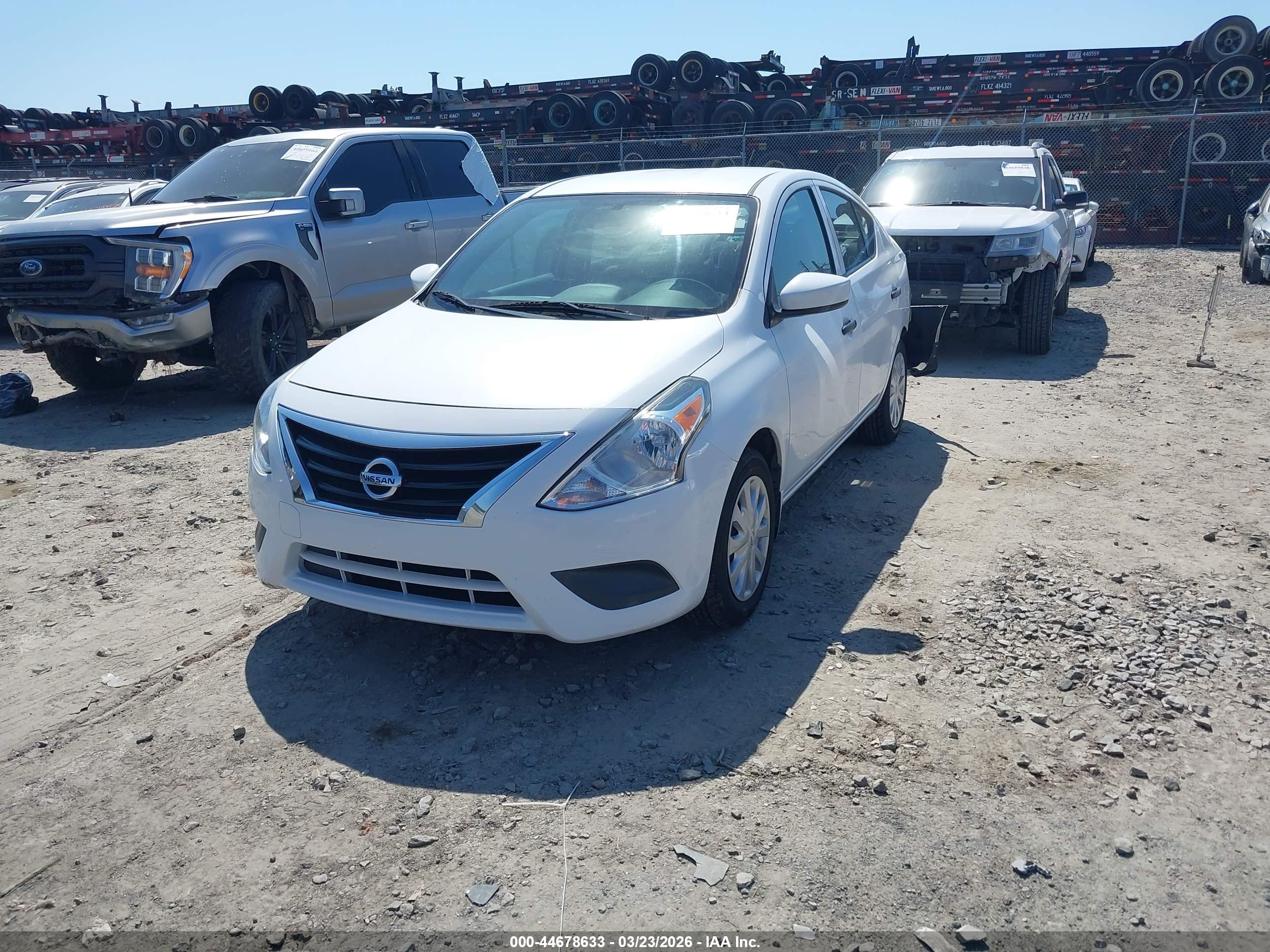 NISSAN VERSA image 2