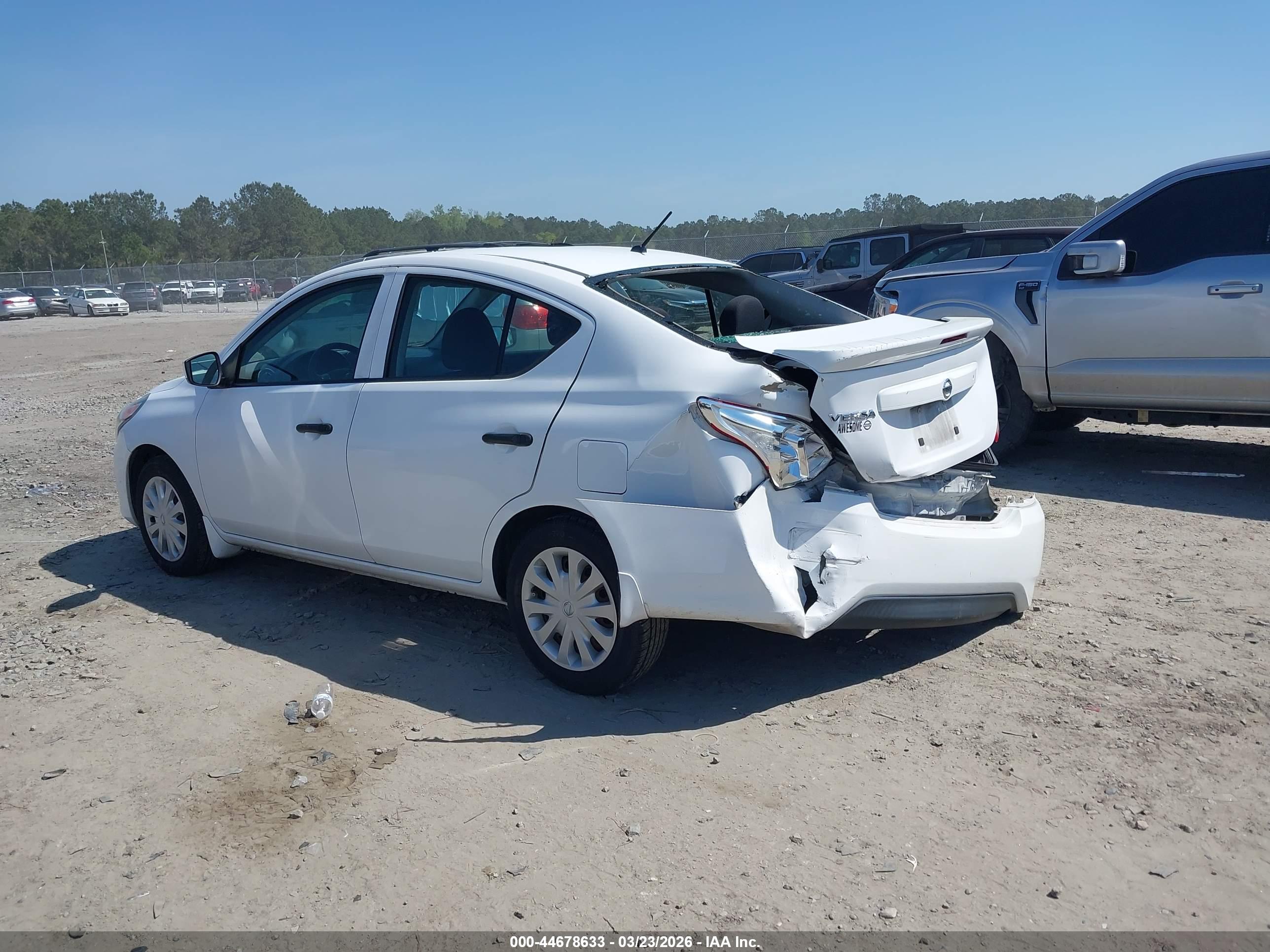 NISSAN VERSA image 6