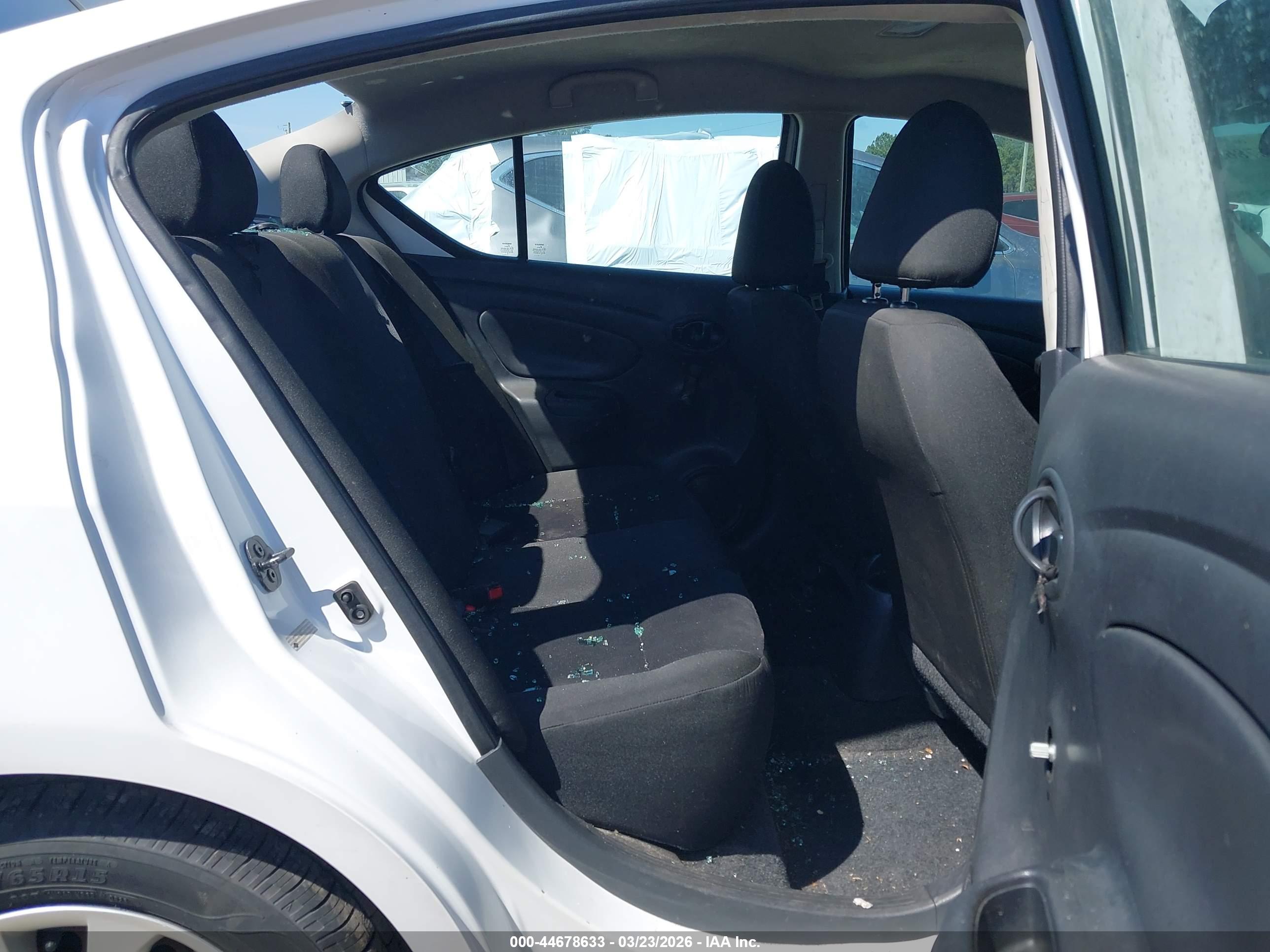 NISSAN VERSA image 8