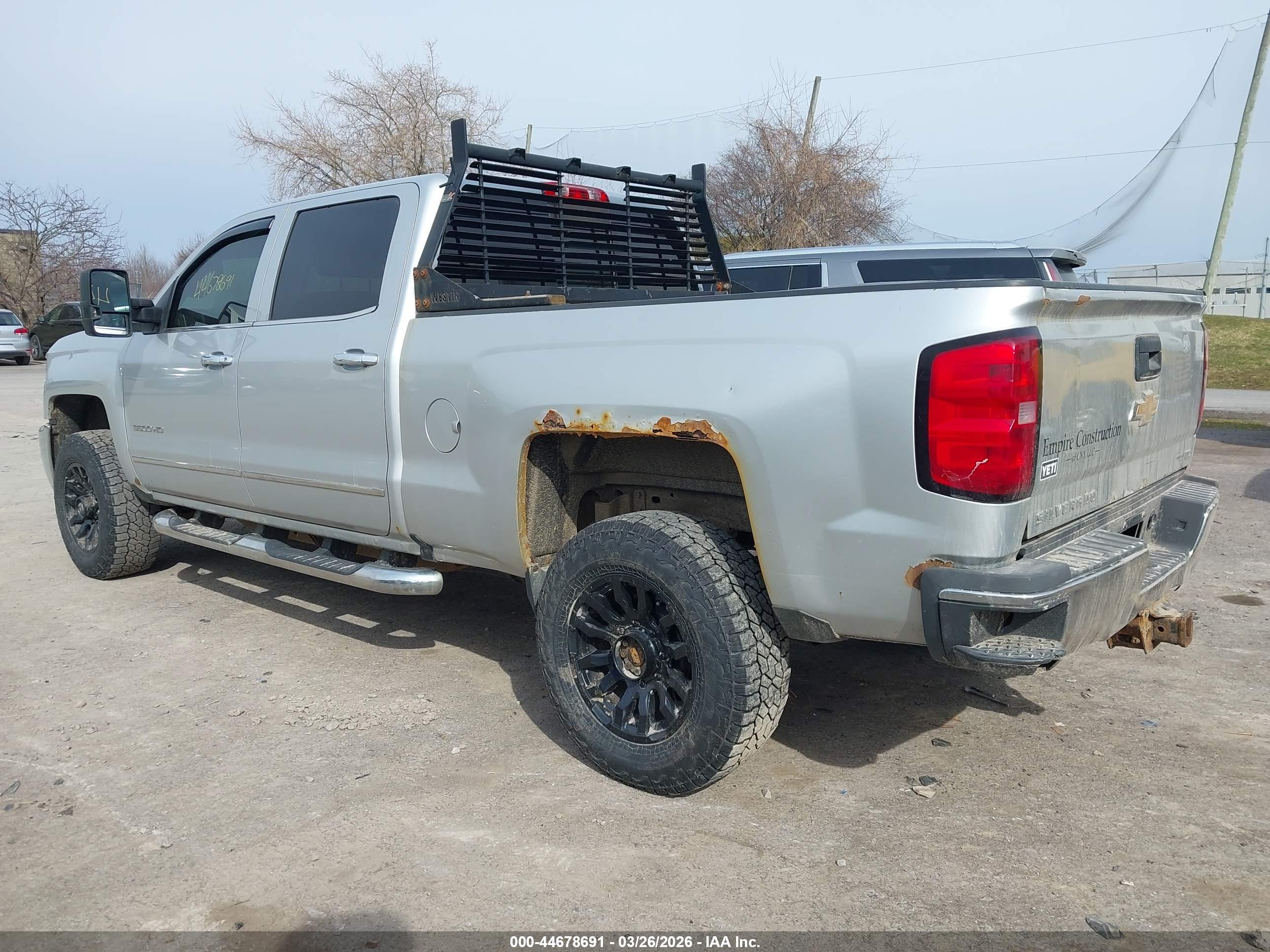 CHEVROLET SILVERADO image 3