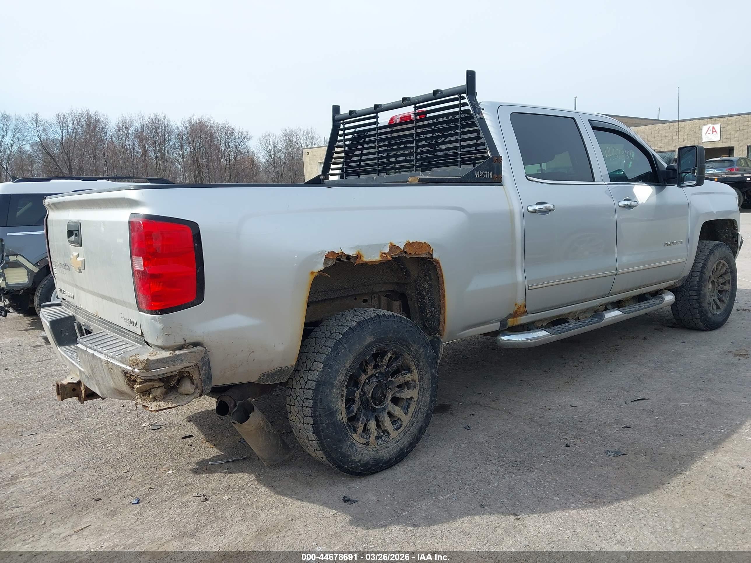 CHEVROLET SILVERADO image 4