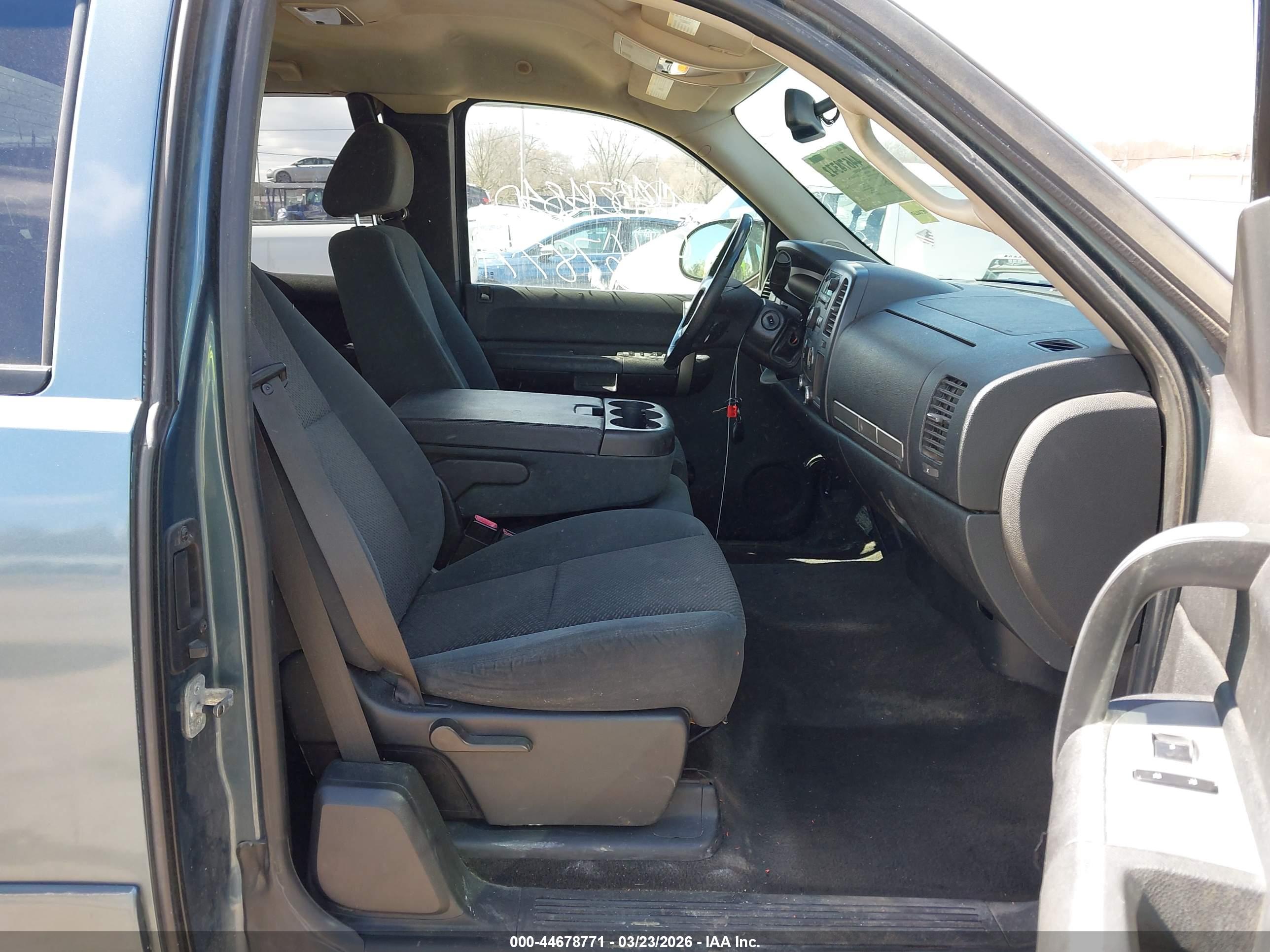CHEVROLET SILVERADO image 5