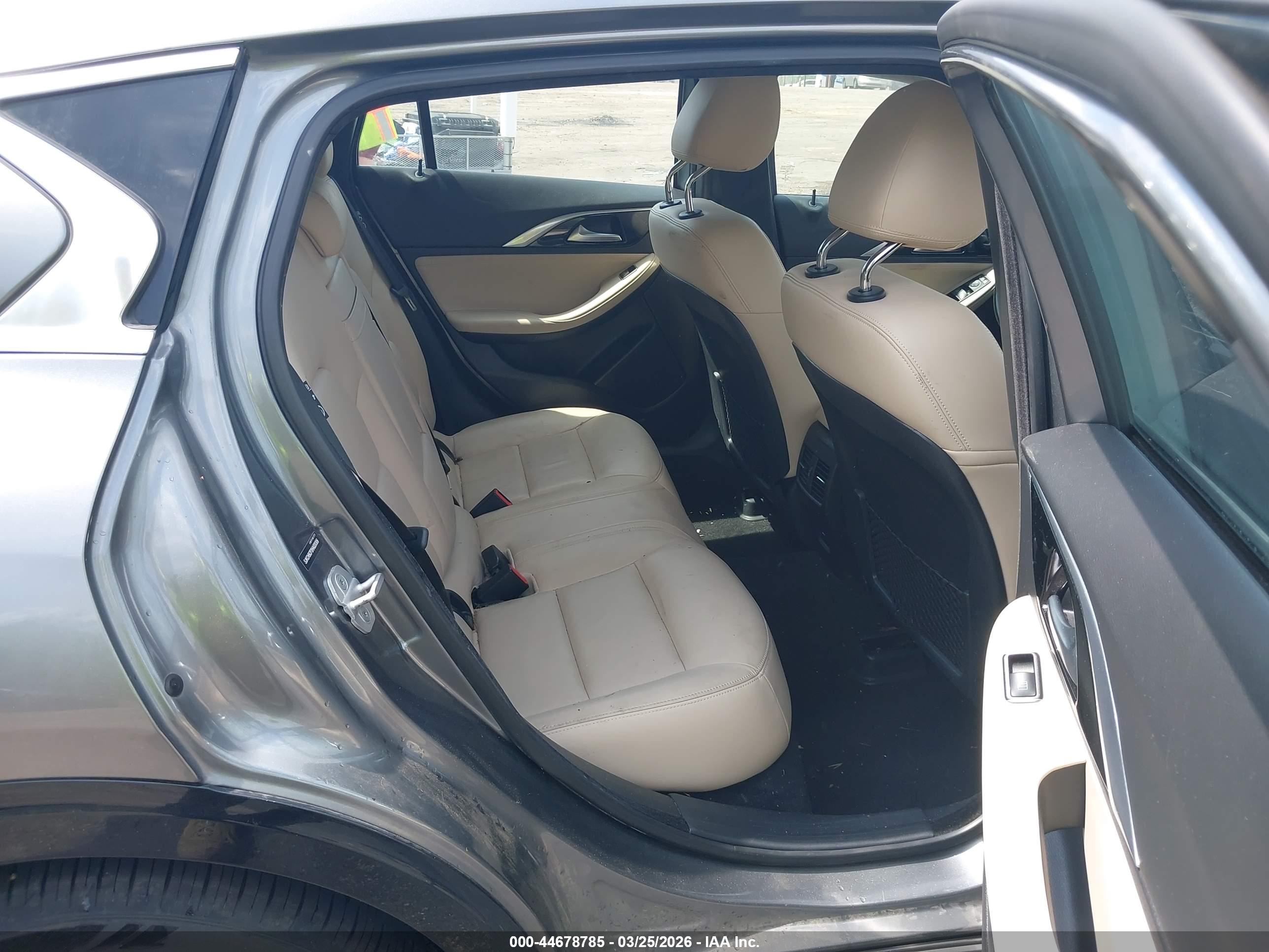 INFINITI QX30 image 8