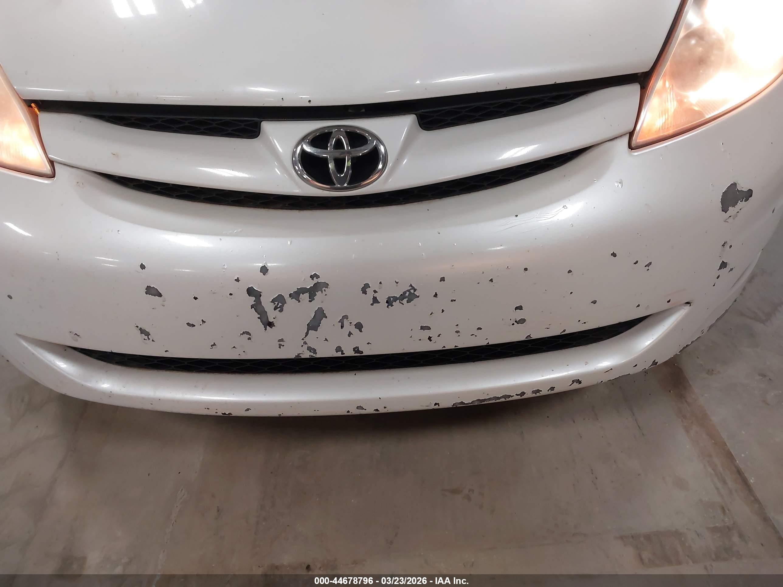 TOYOTA SIENNA image 6