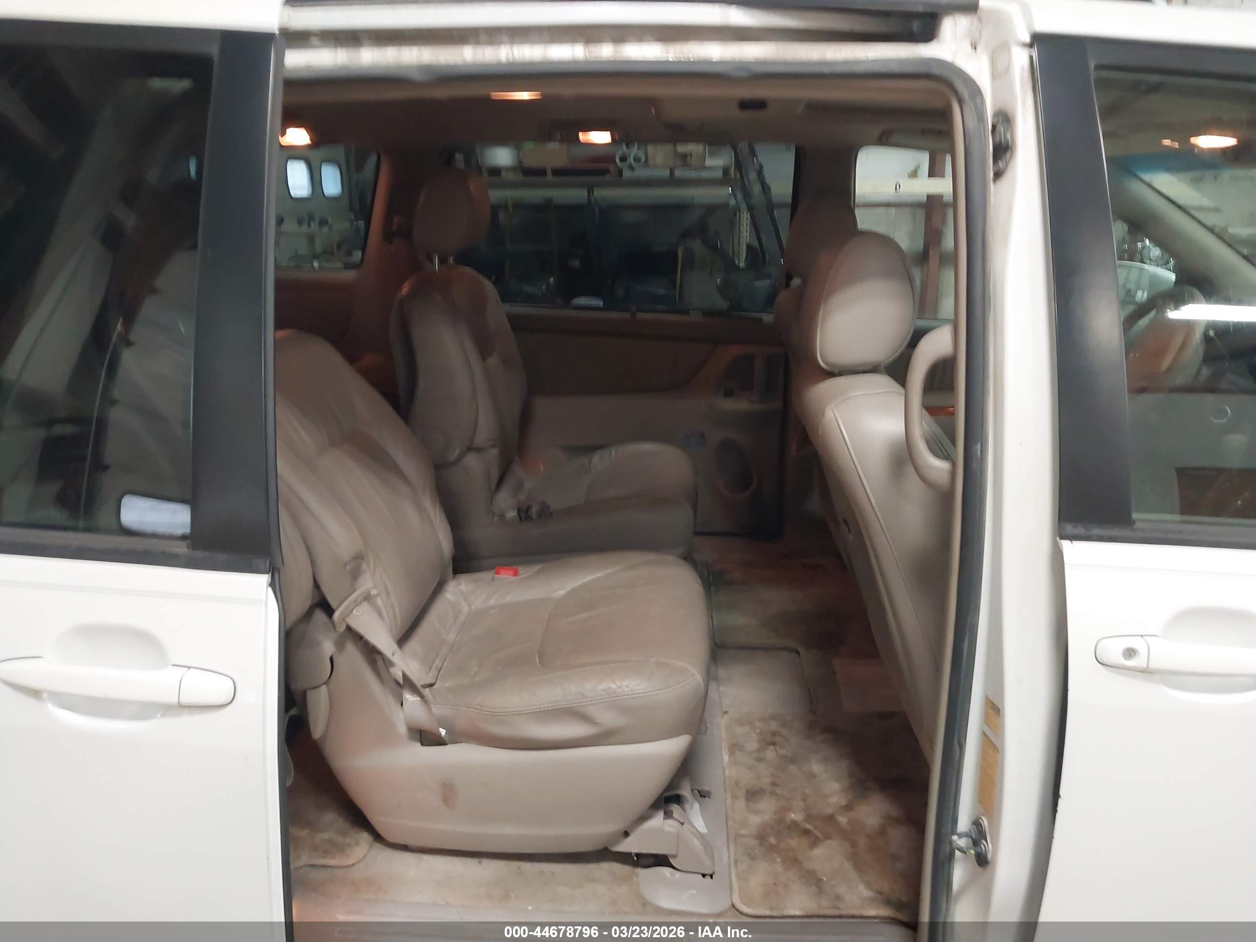 TOYOTA SIENNA image 8