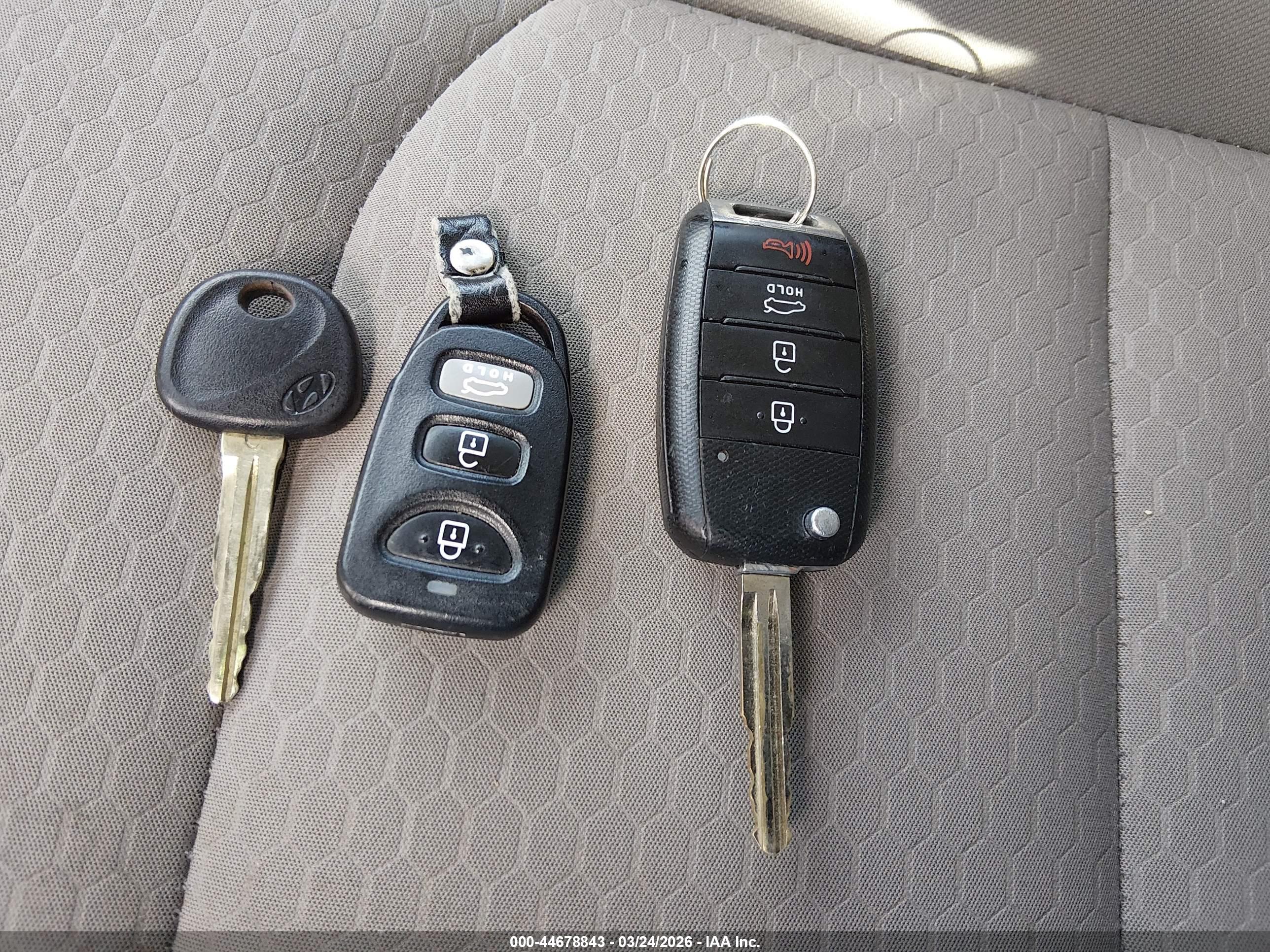 HYUNDAI ELANTRA image 11