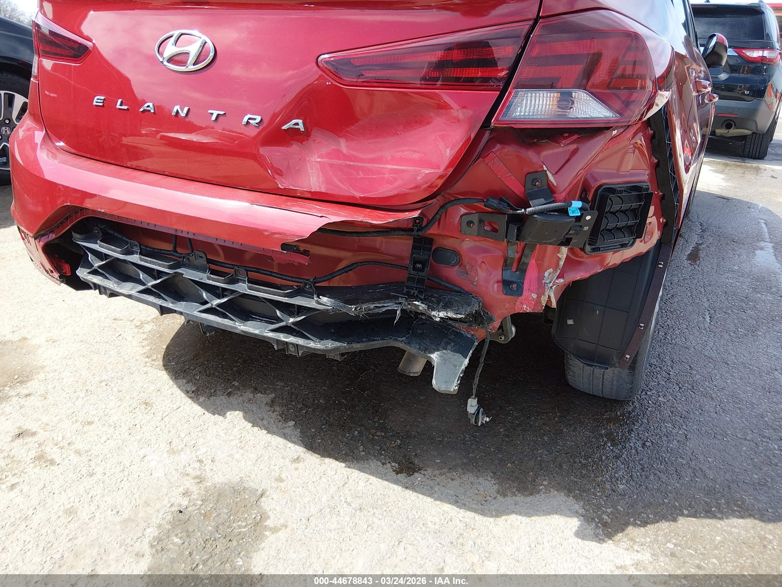 HYUNDAI ELANTRA image 6