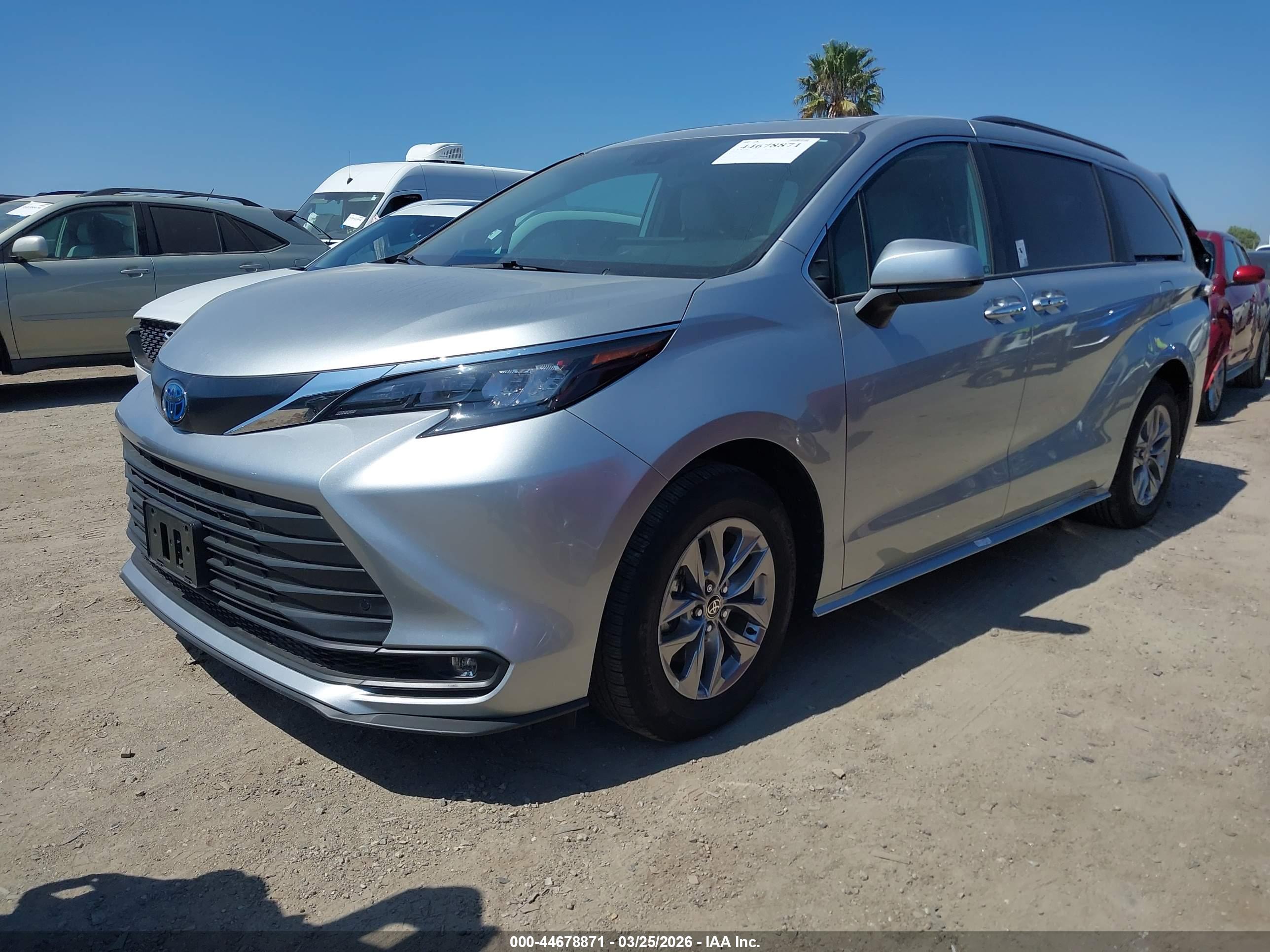 TOYOTA SIENNA image 2