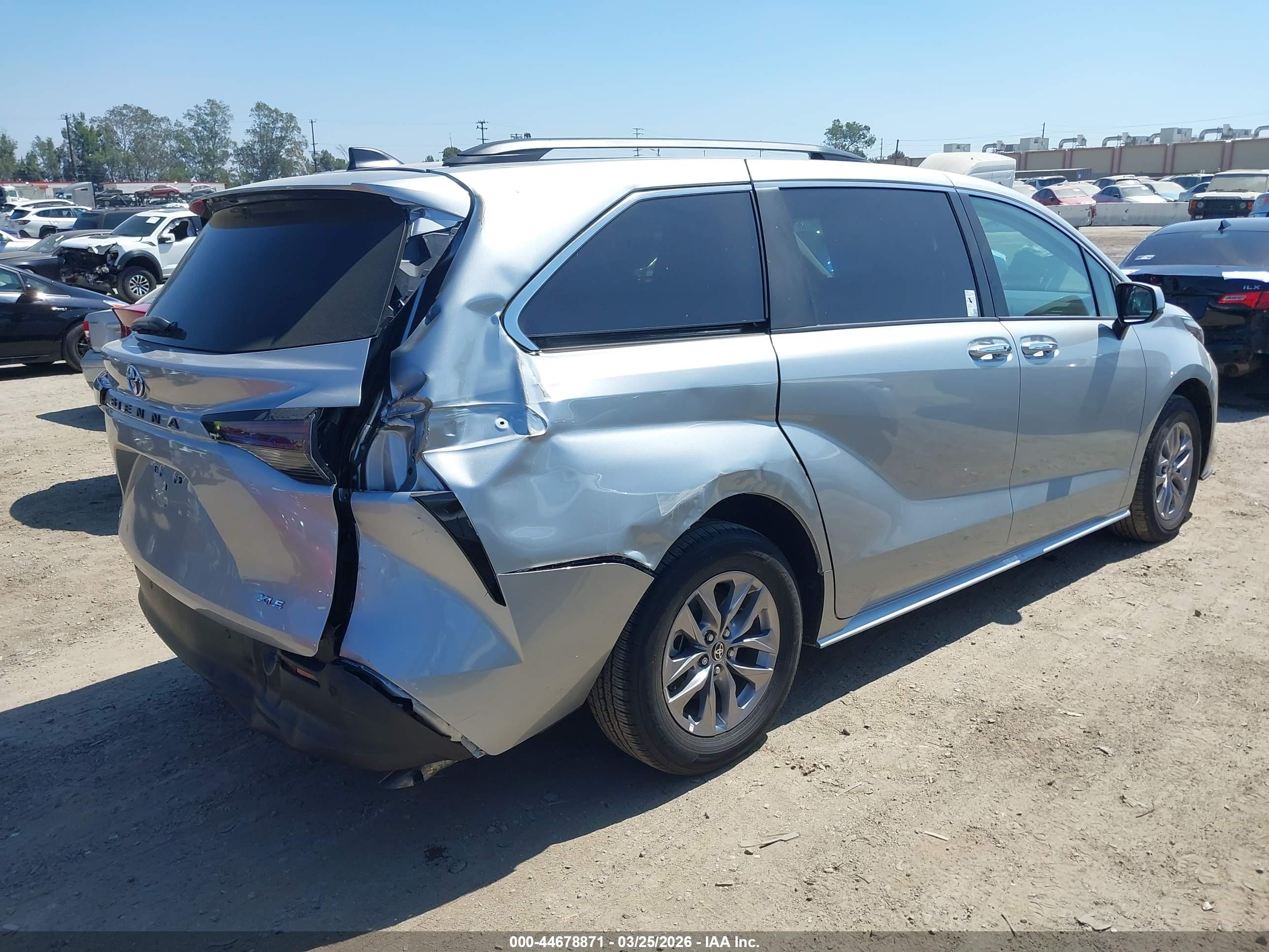TOYOTA SIENNA image 4