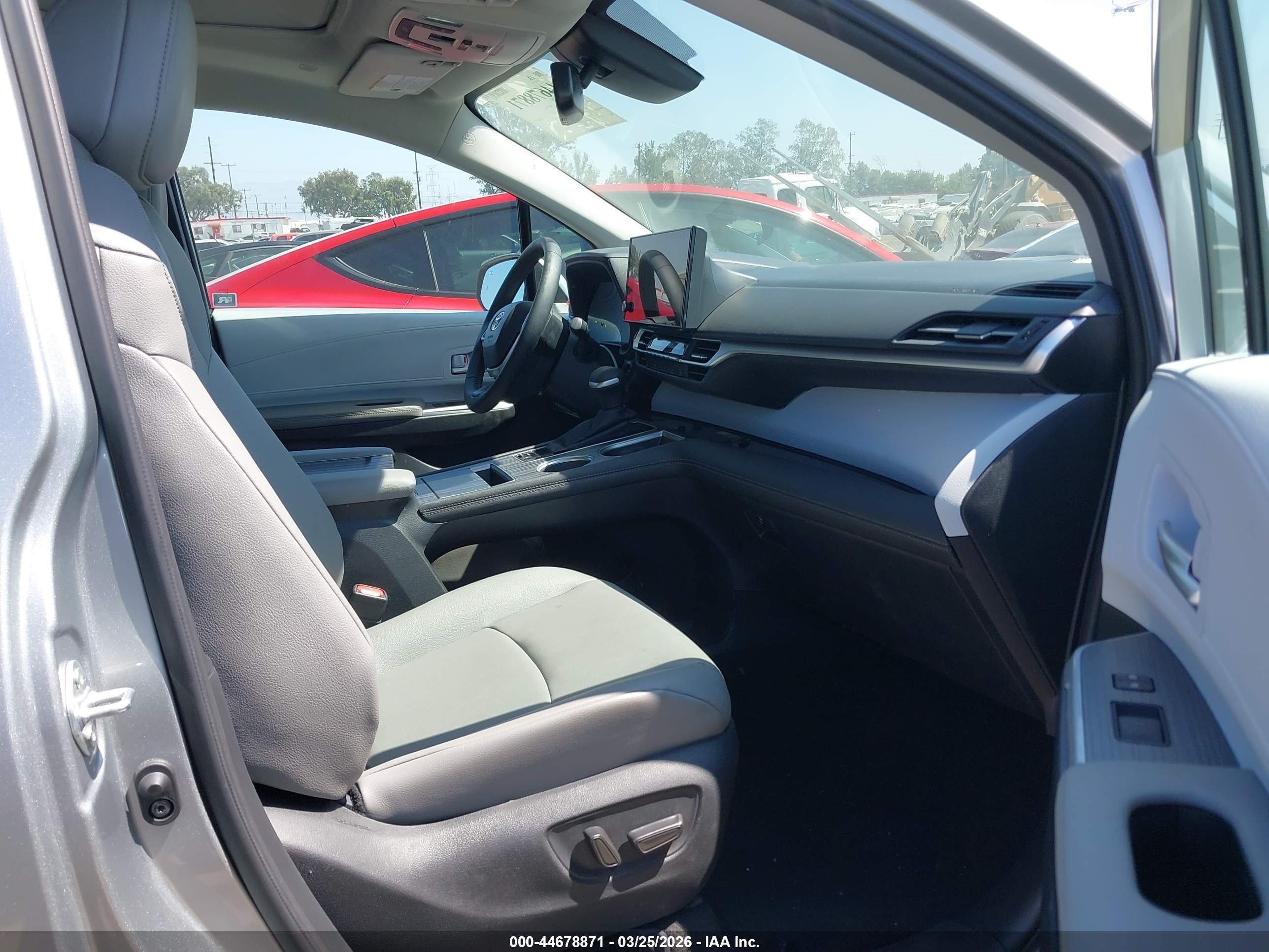 TOYOTA SIENNA image 5