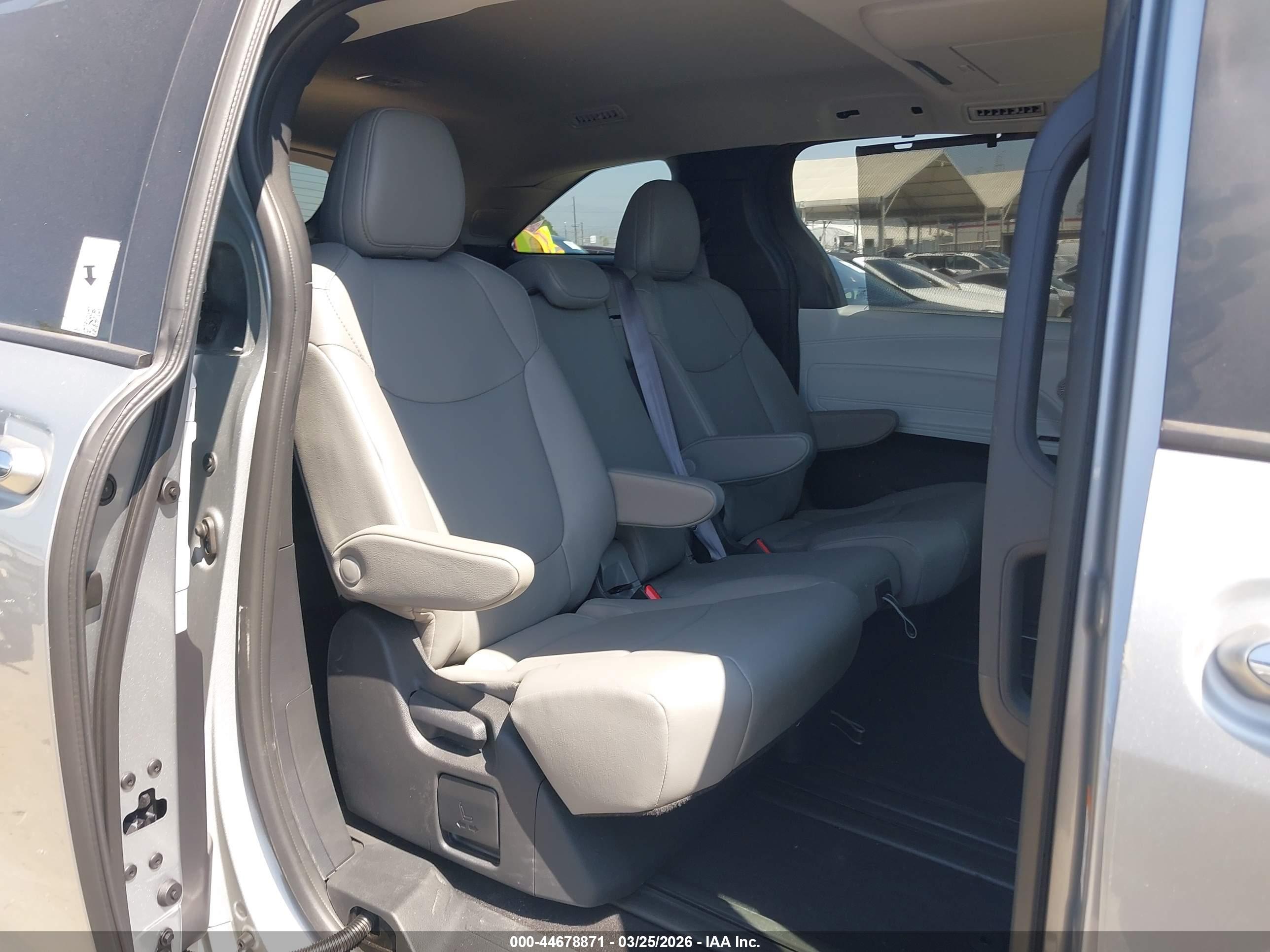 TOYOTA SIENNA image 8