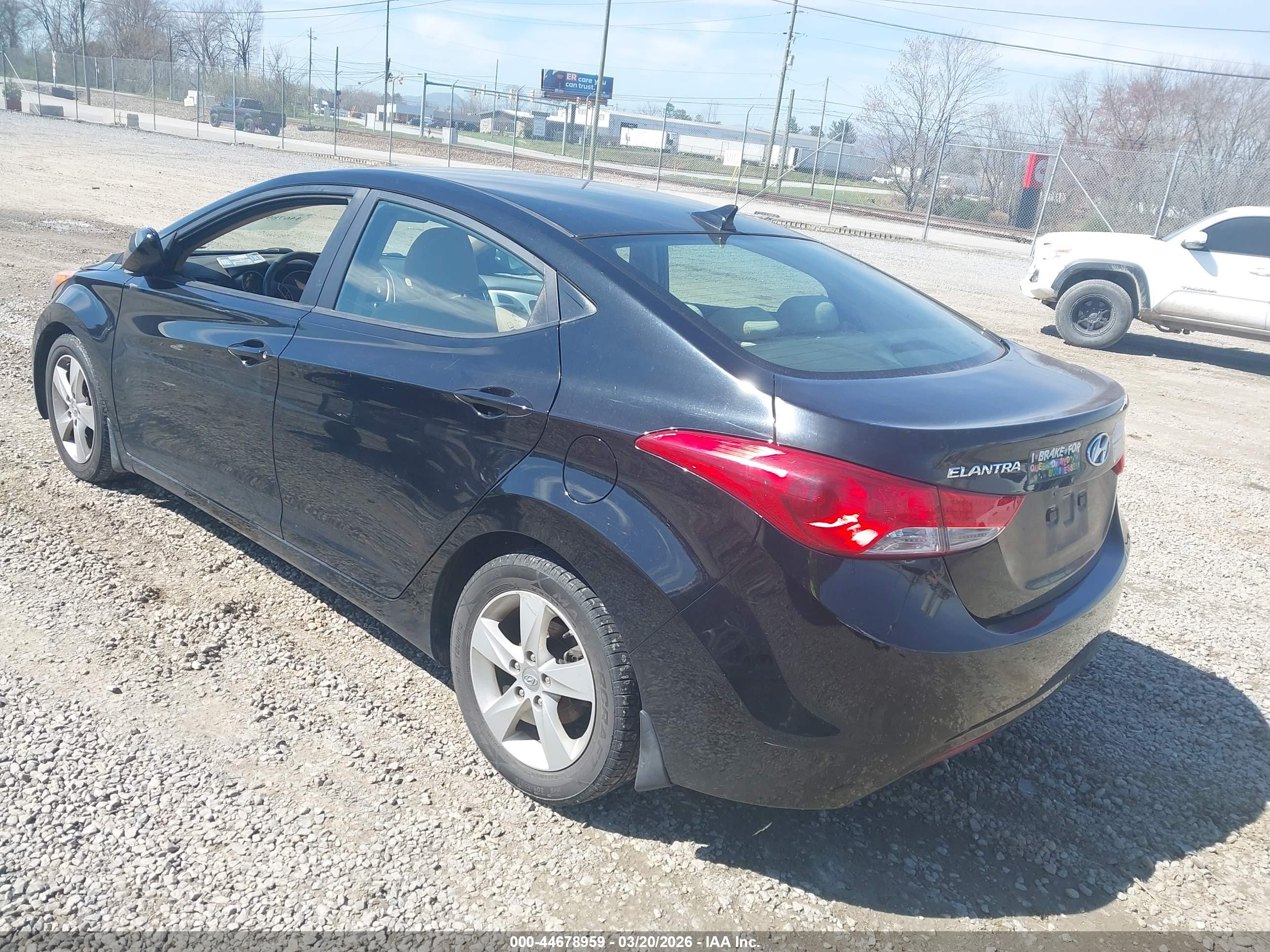 HYUNDAI ELANTRA image 3