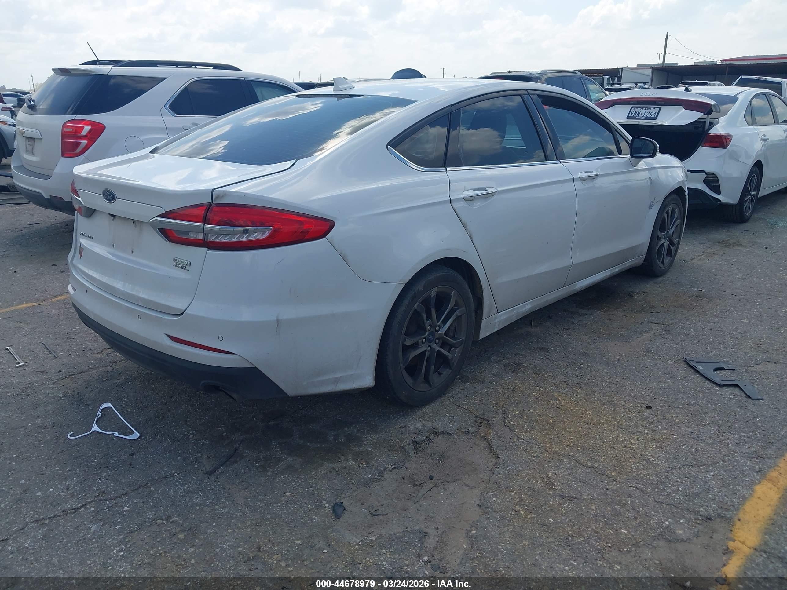 FORD FUSION image 4