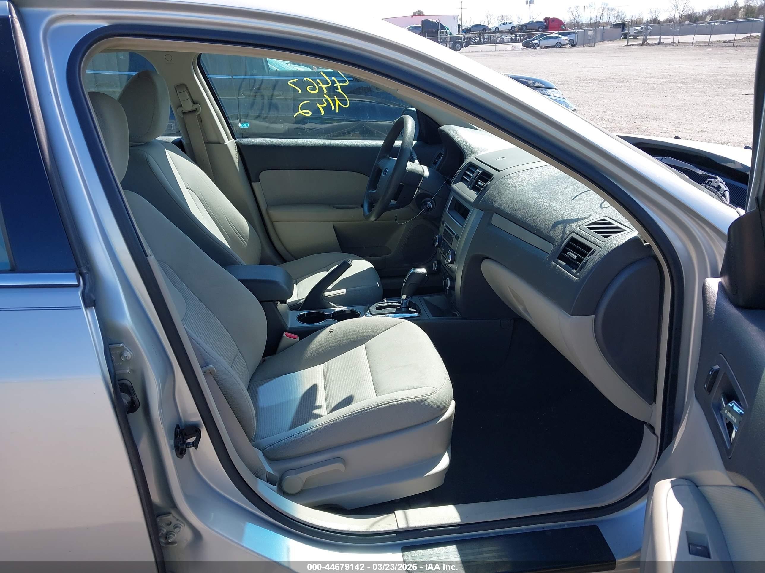 FORD FUSION image 5