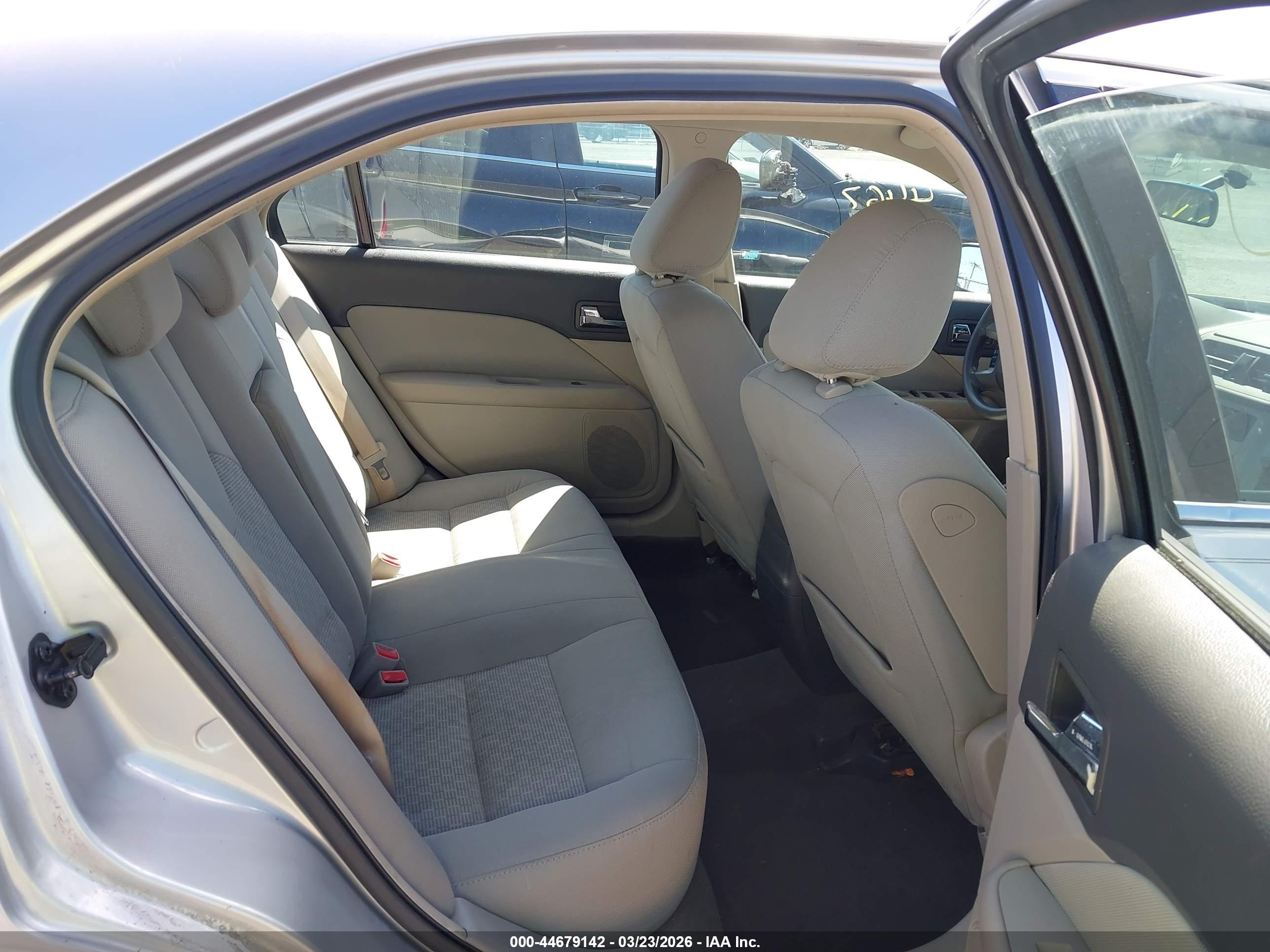 FORD FUSION image 8