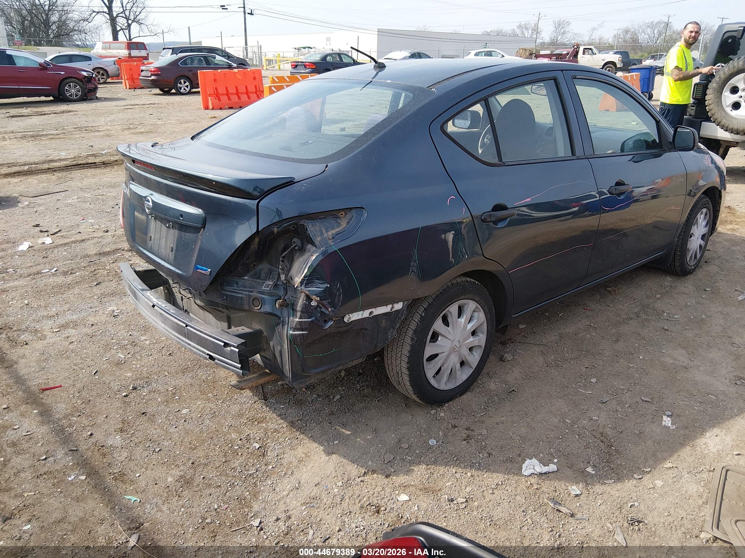 NISSAN VERSA image 4