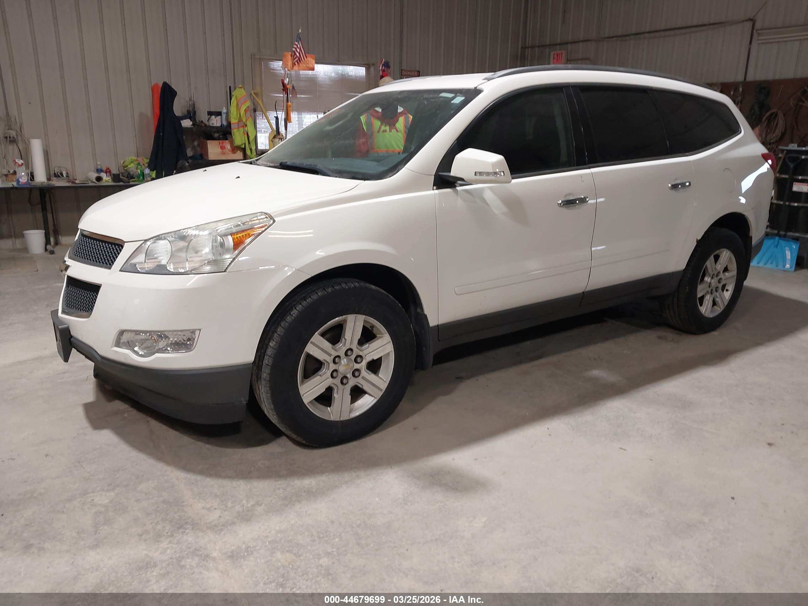 CHEVROLET TRAVERSE image 2