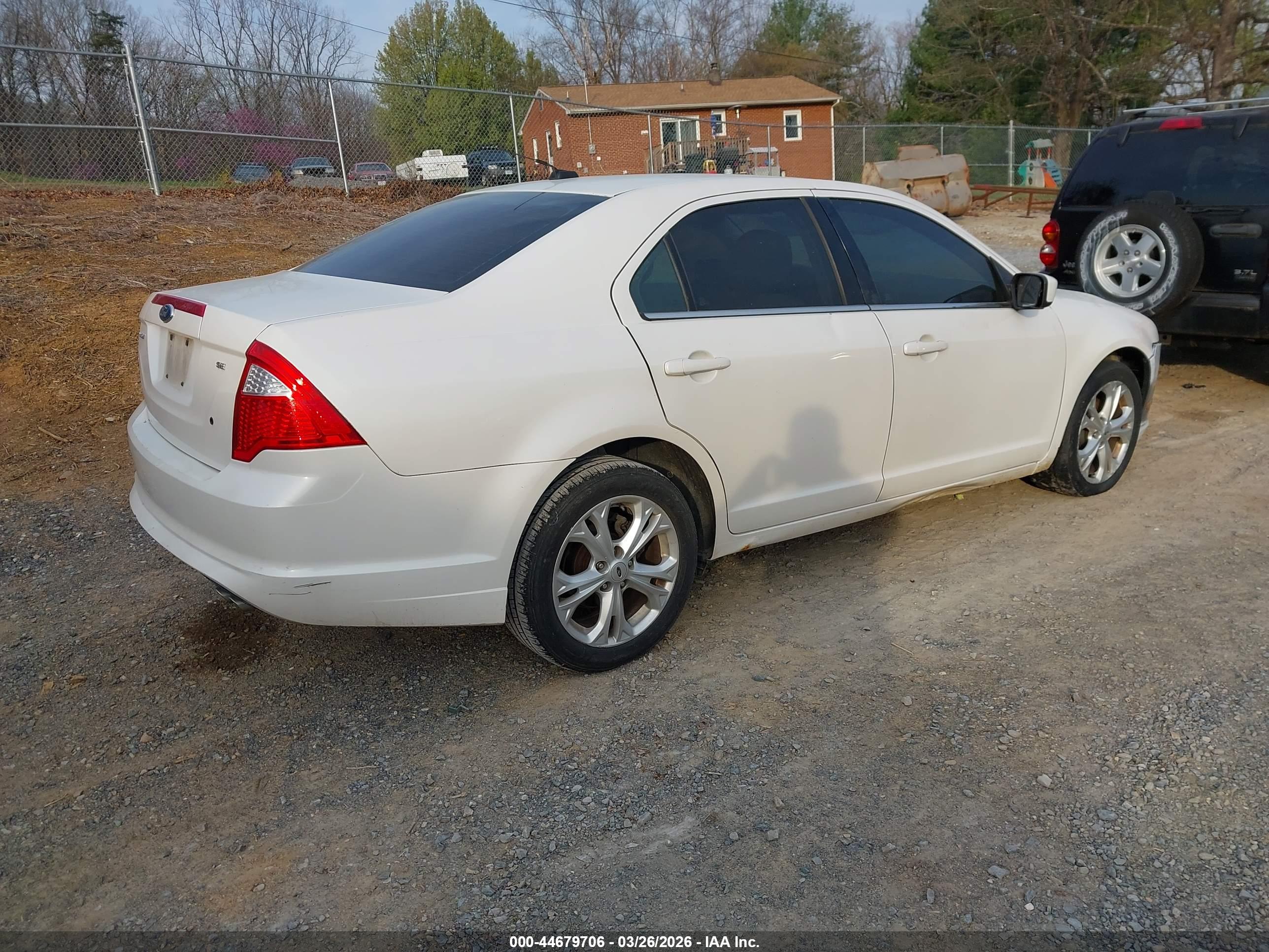 FORD FUSION image 4