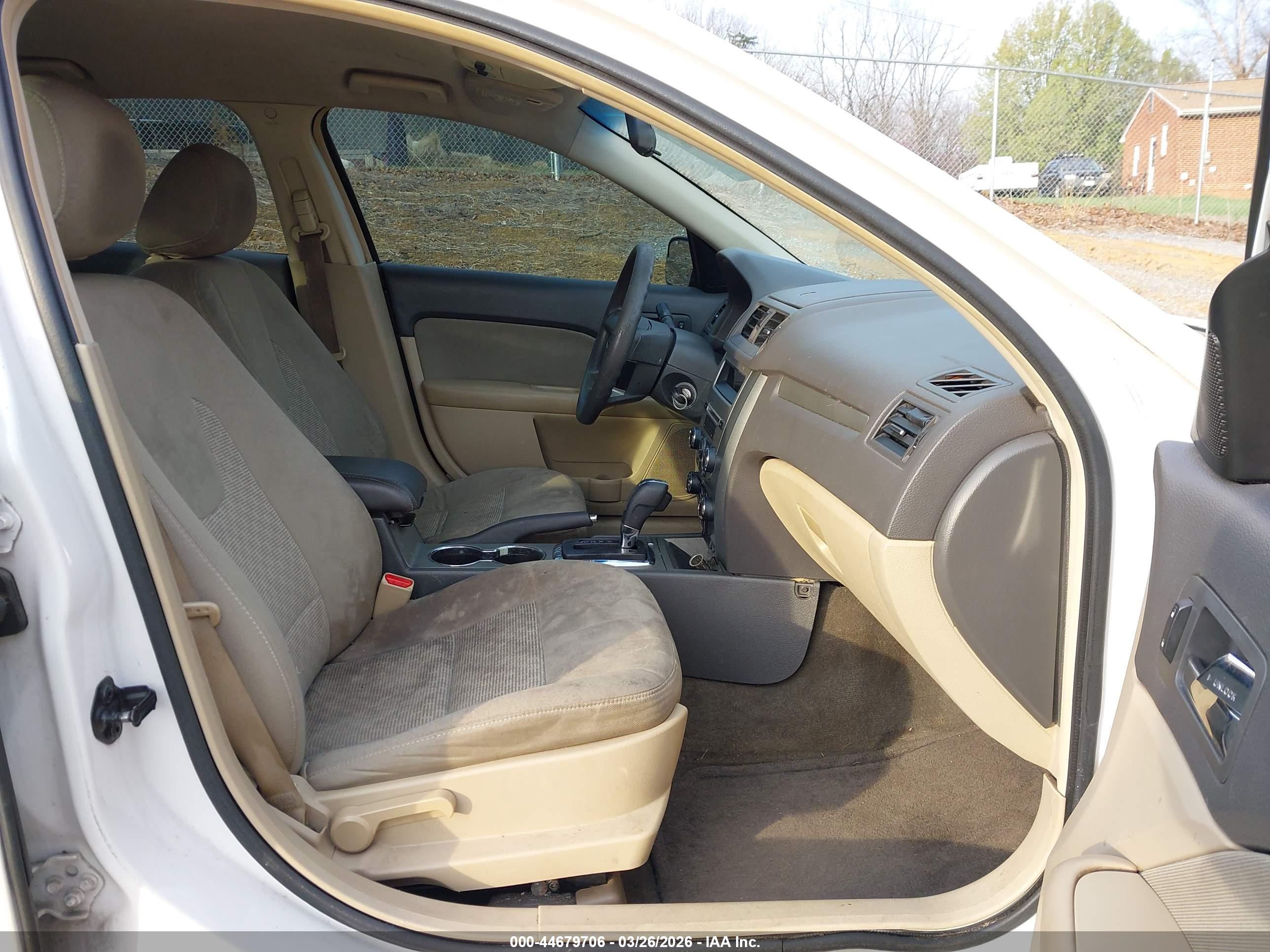 FORD FUSION image 5