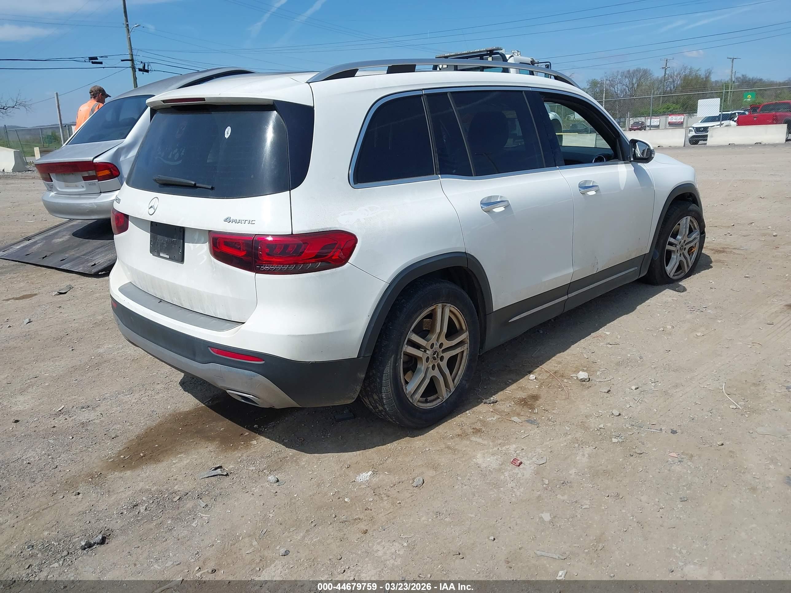 MERCEDES-BENZ GLB image 4