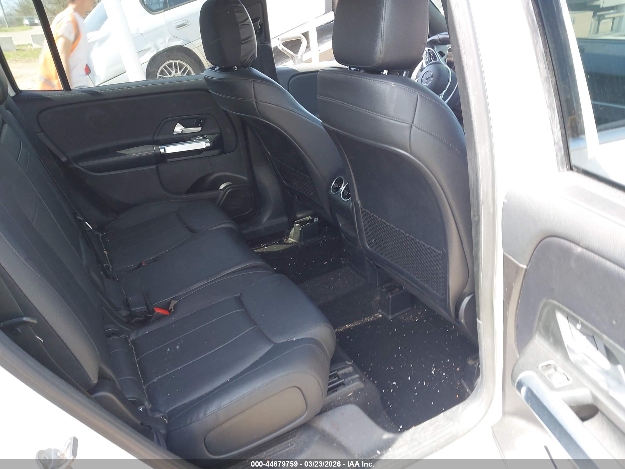 MERCEDES-BENZ GLB image 8
