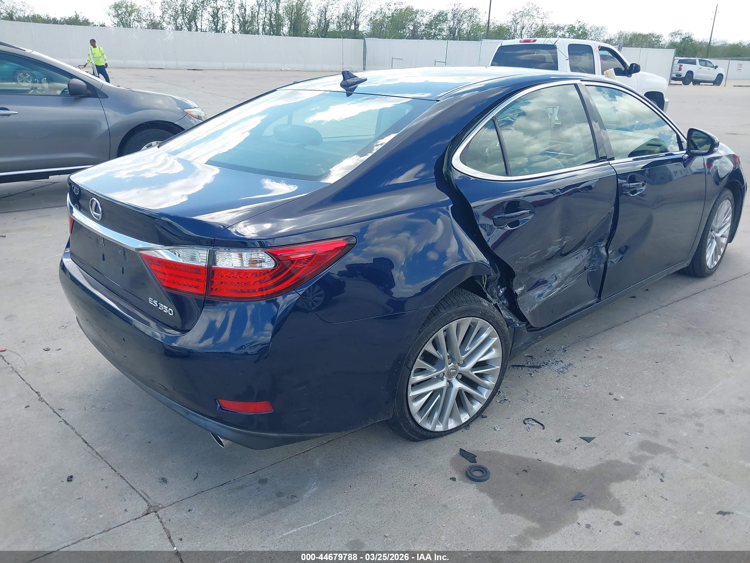 LEXUS ES image 4