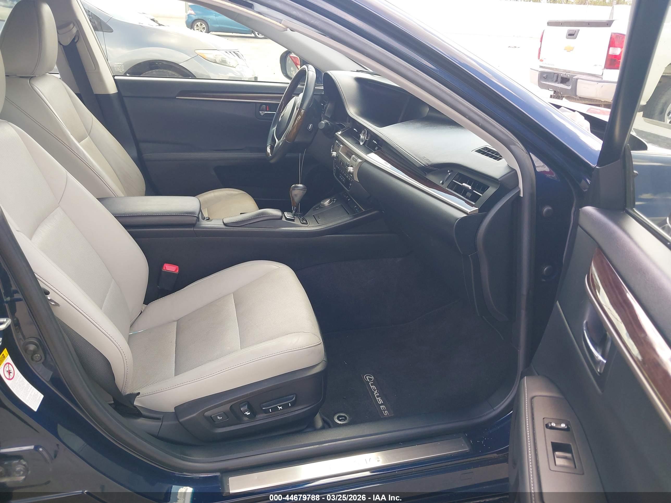 LEXUS ES image 5