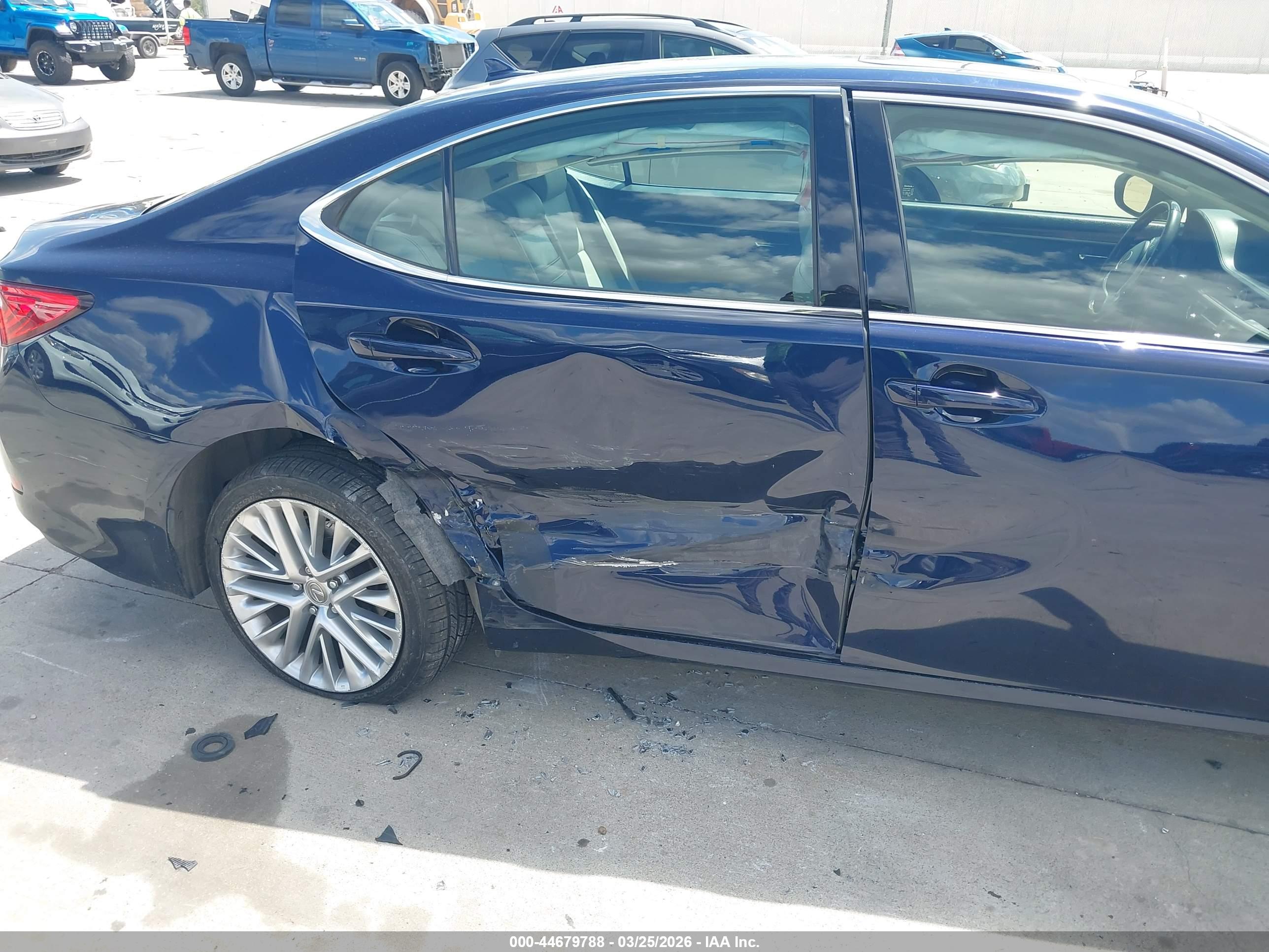 LEXUS ES image 6