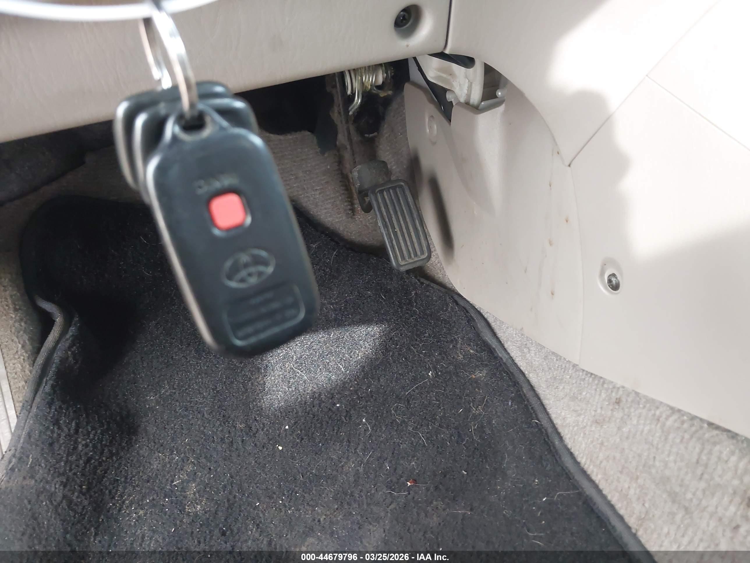 TOYOTA RAV4 image 11