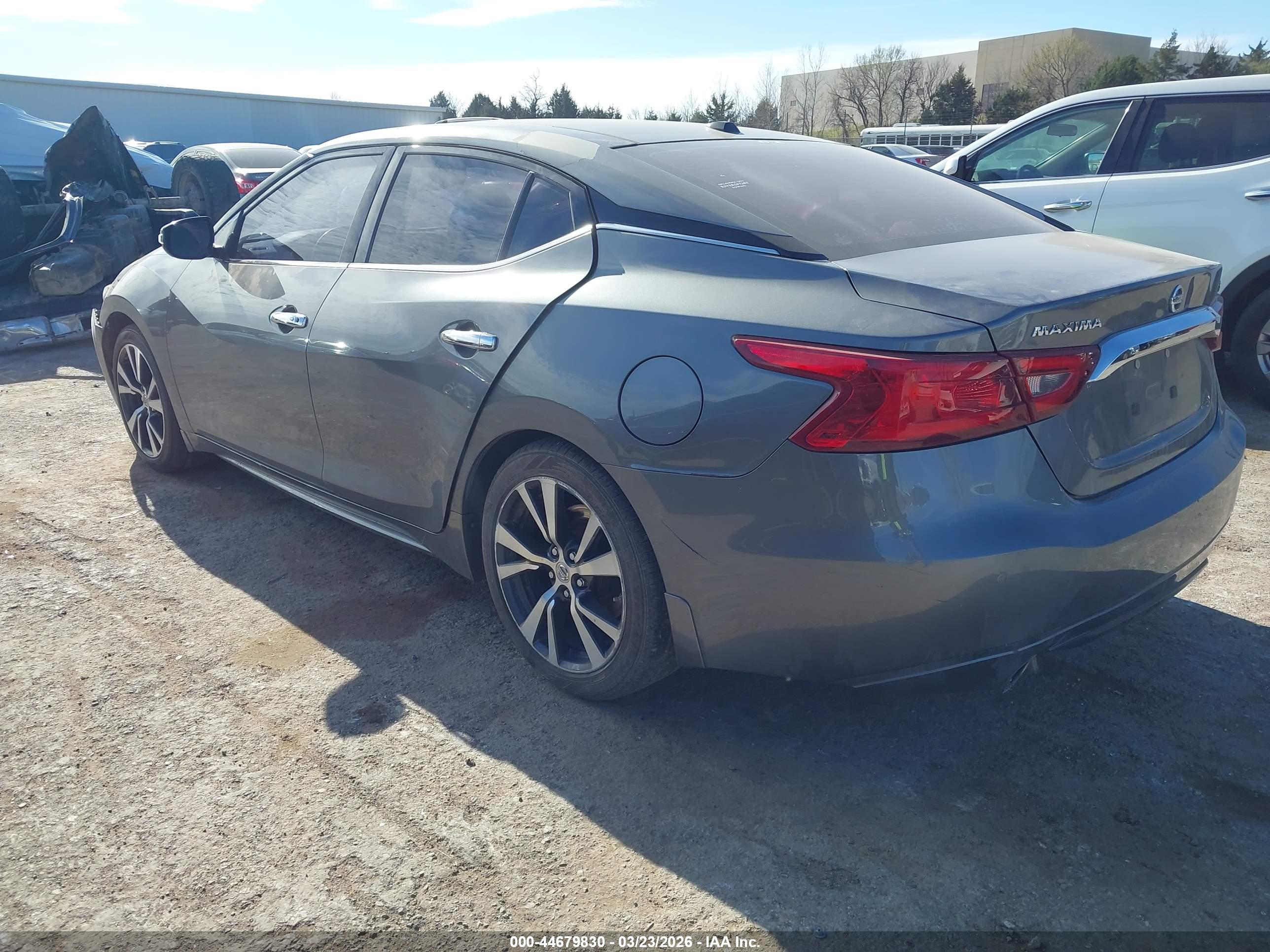 NISSAN MAXIMA image 3