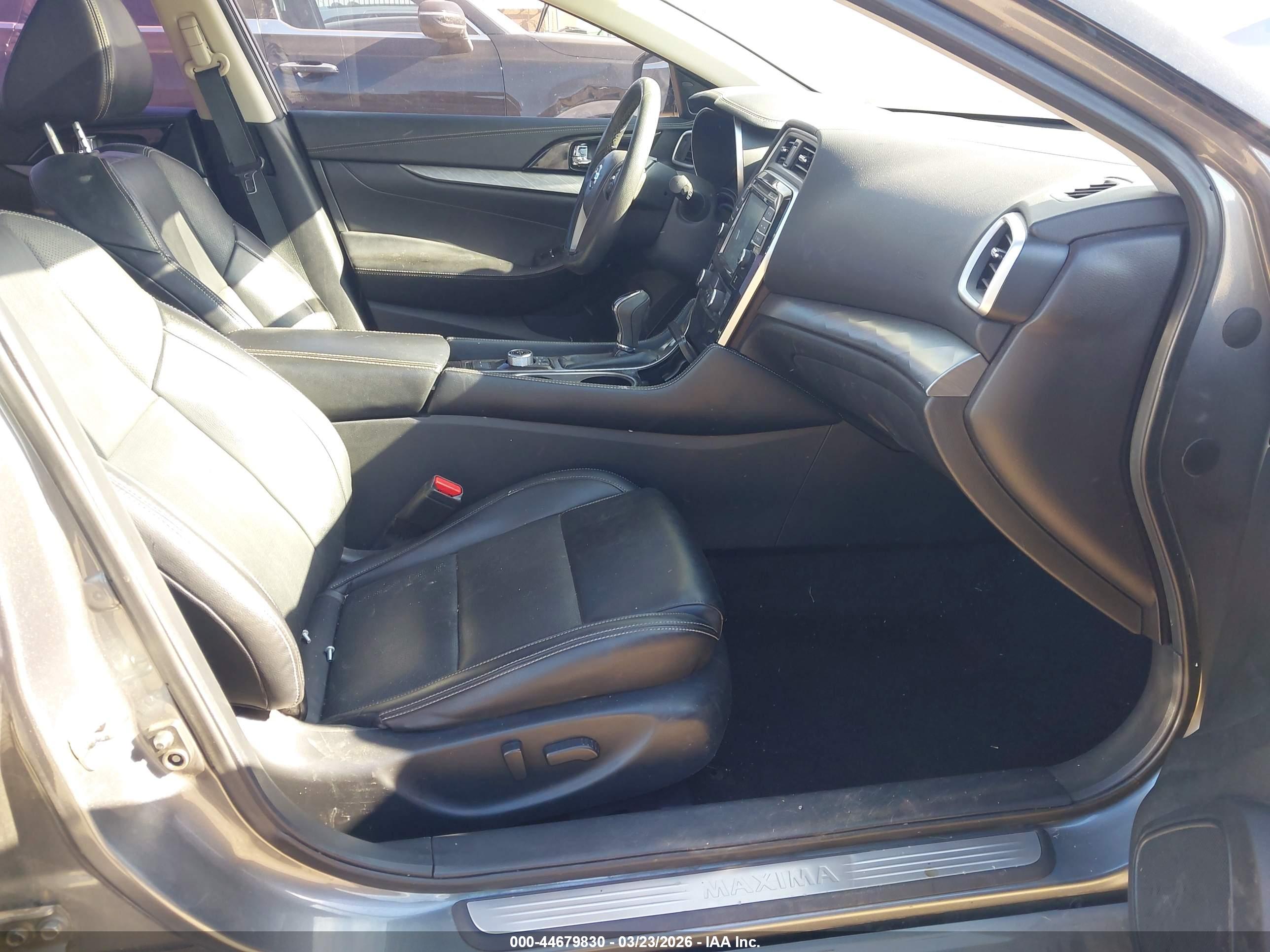 NISSAN MAXIMA image 5