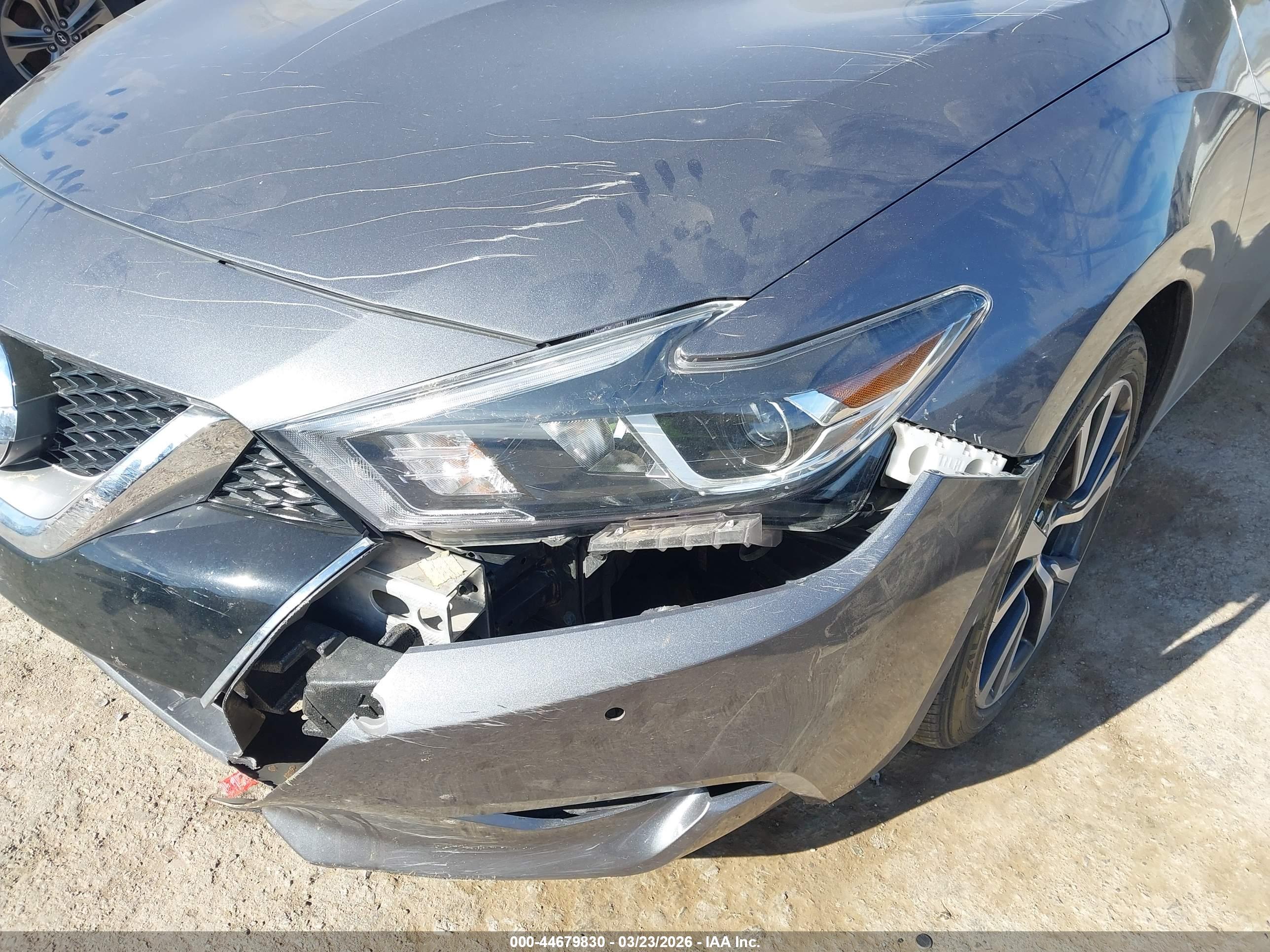 NISSAN MAXIMA image 6