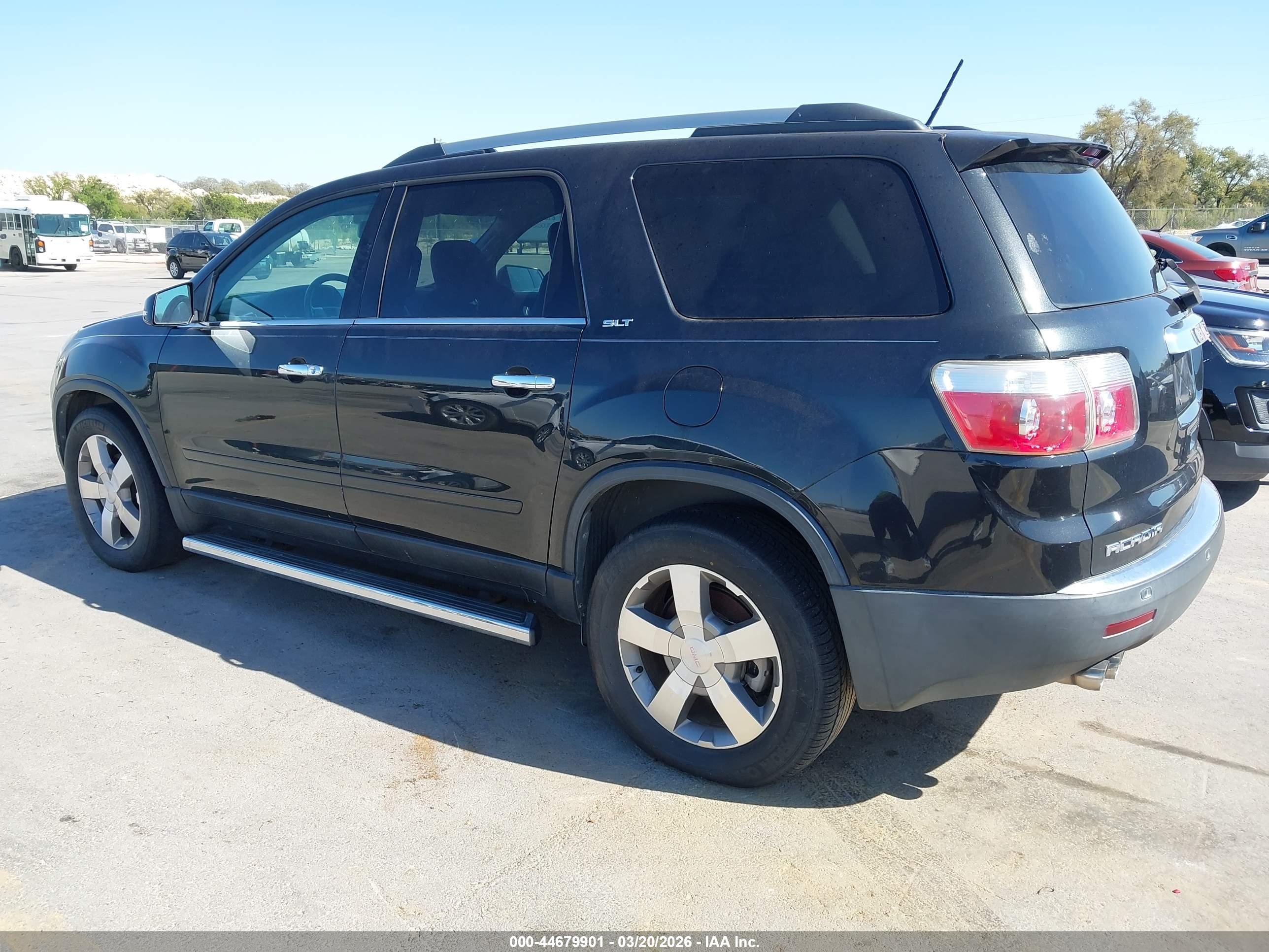 GMC ACADIA image 3