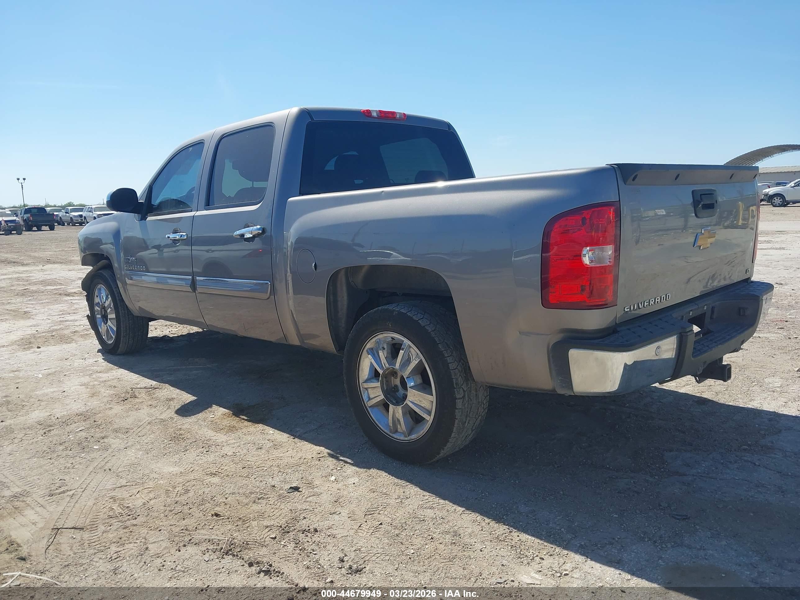 CHEVROLET SILVERADO image 3