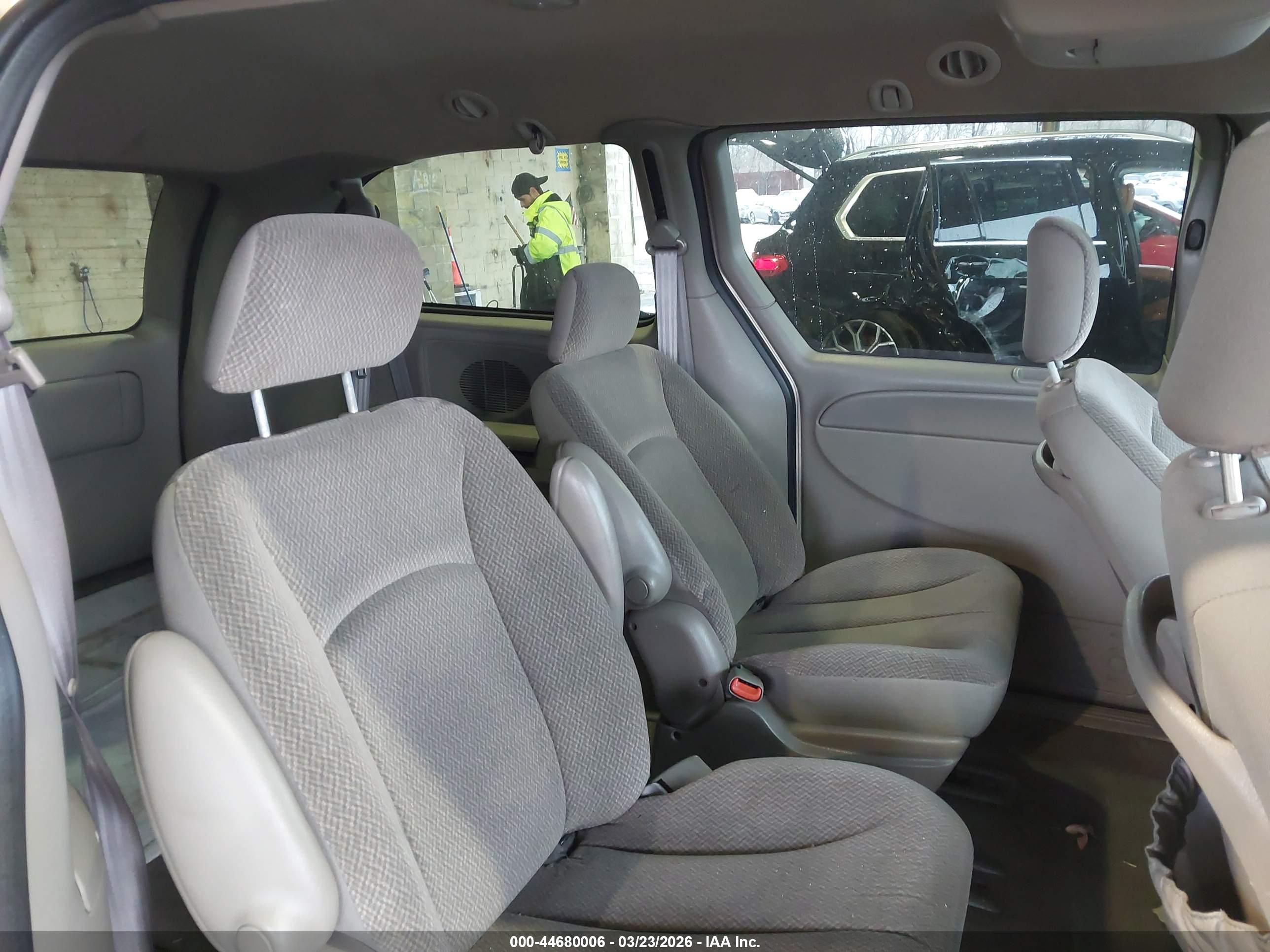 CHRYSLER TOWN image 8