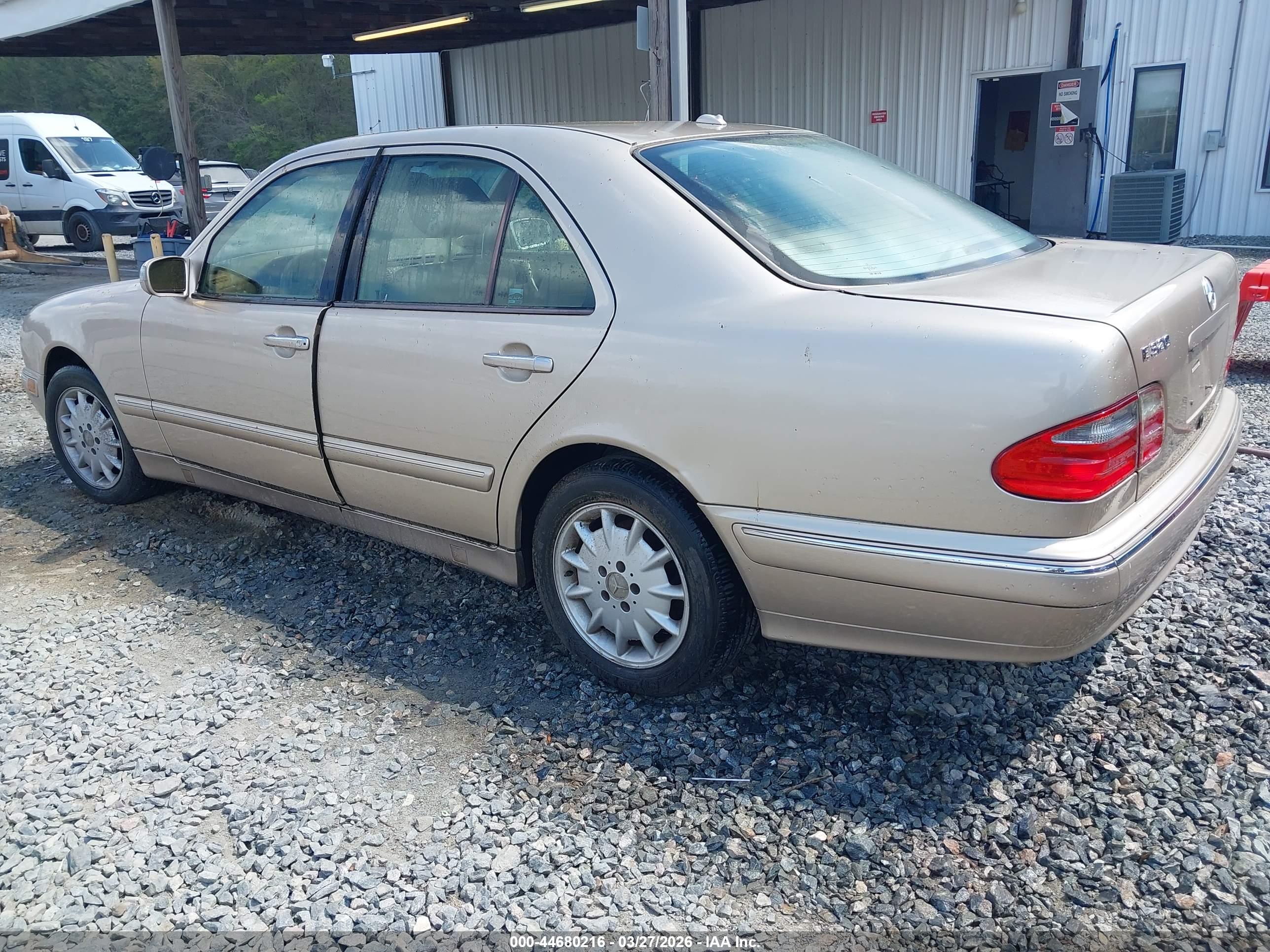 MERCEDES-BENZ E image 3