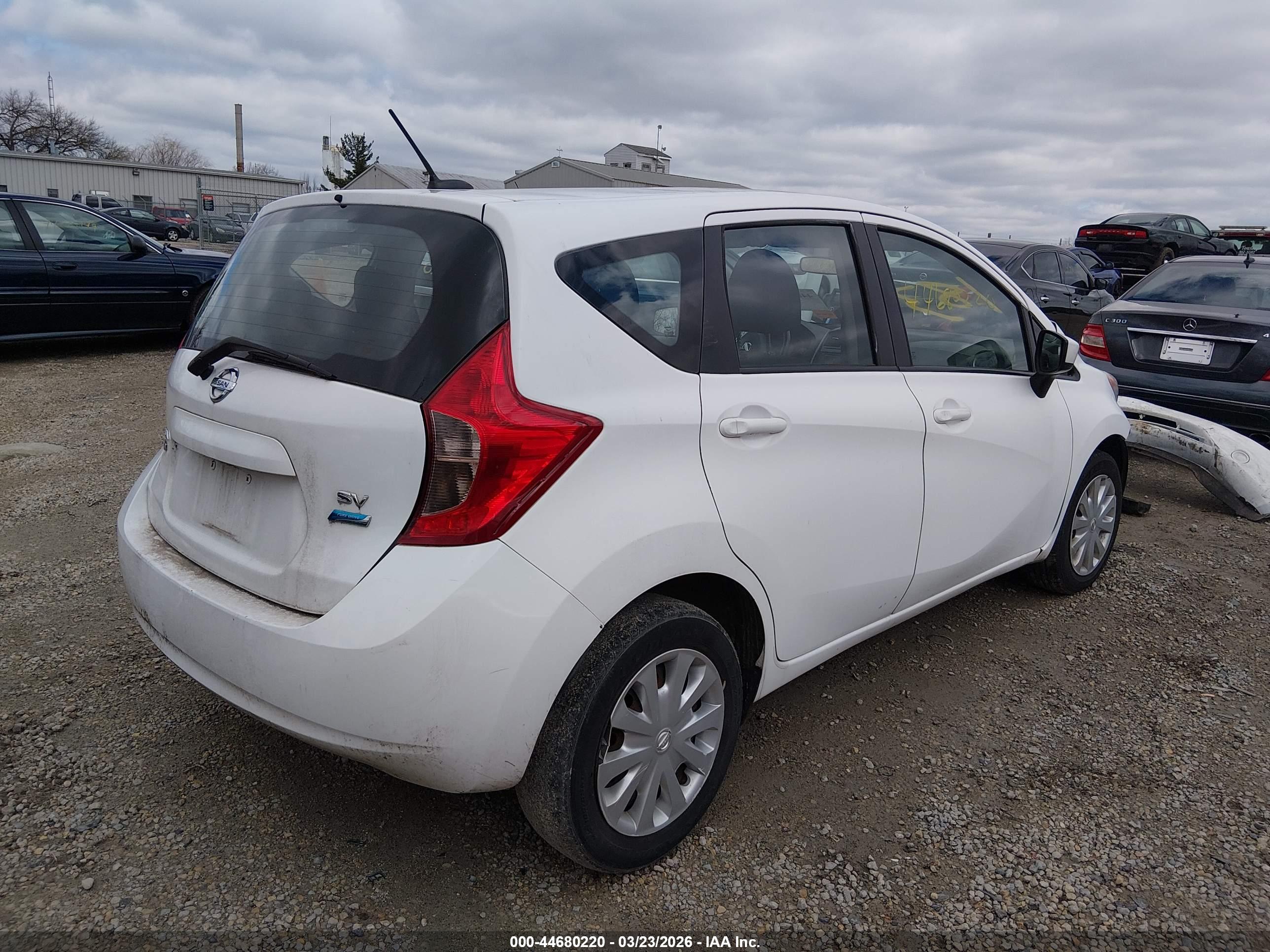 NISSAN VERSA image 4