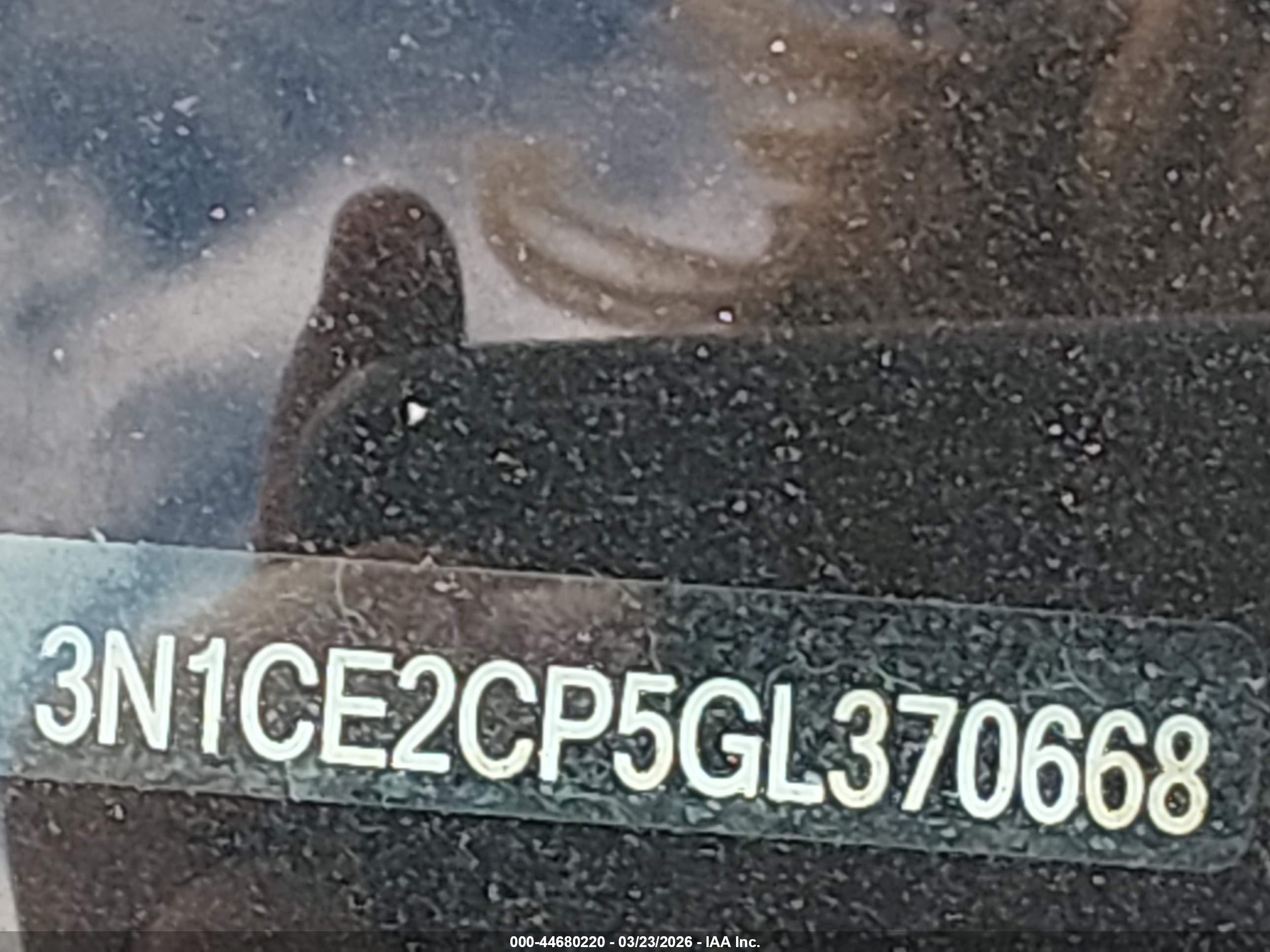 NISSAN VERSA image 9